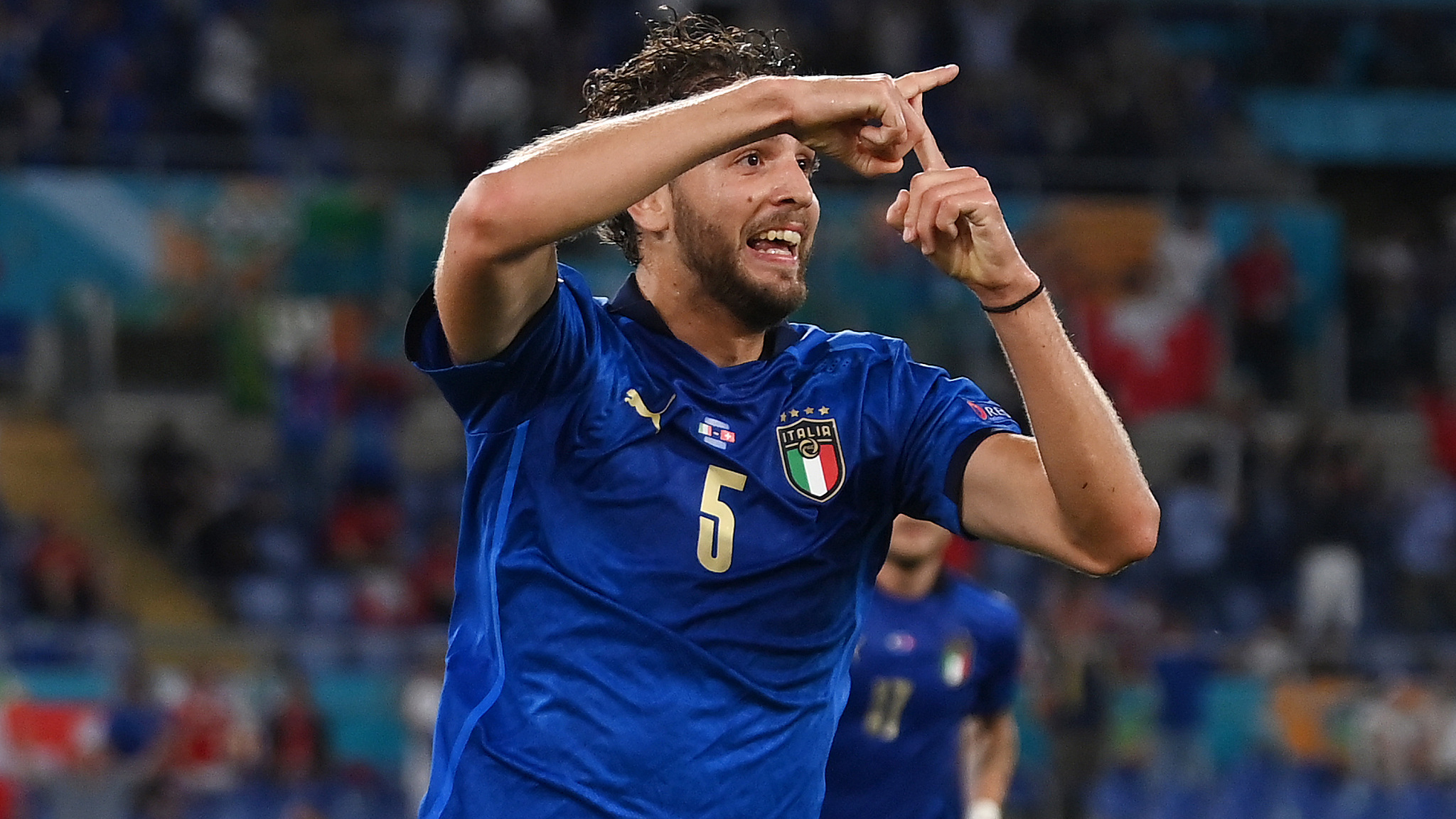 Locatelli brace eases Italy into Euro 2020 last 16