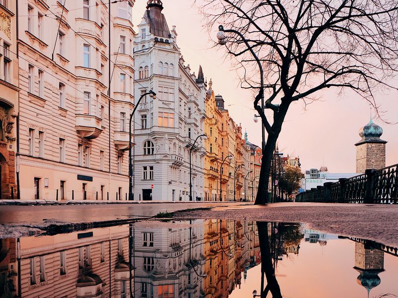 Download wallpaper 800x600 architecture, puddle, reflection, city, prague, czechia pocket pc, pda HD background