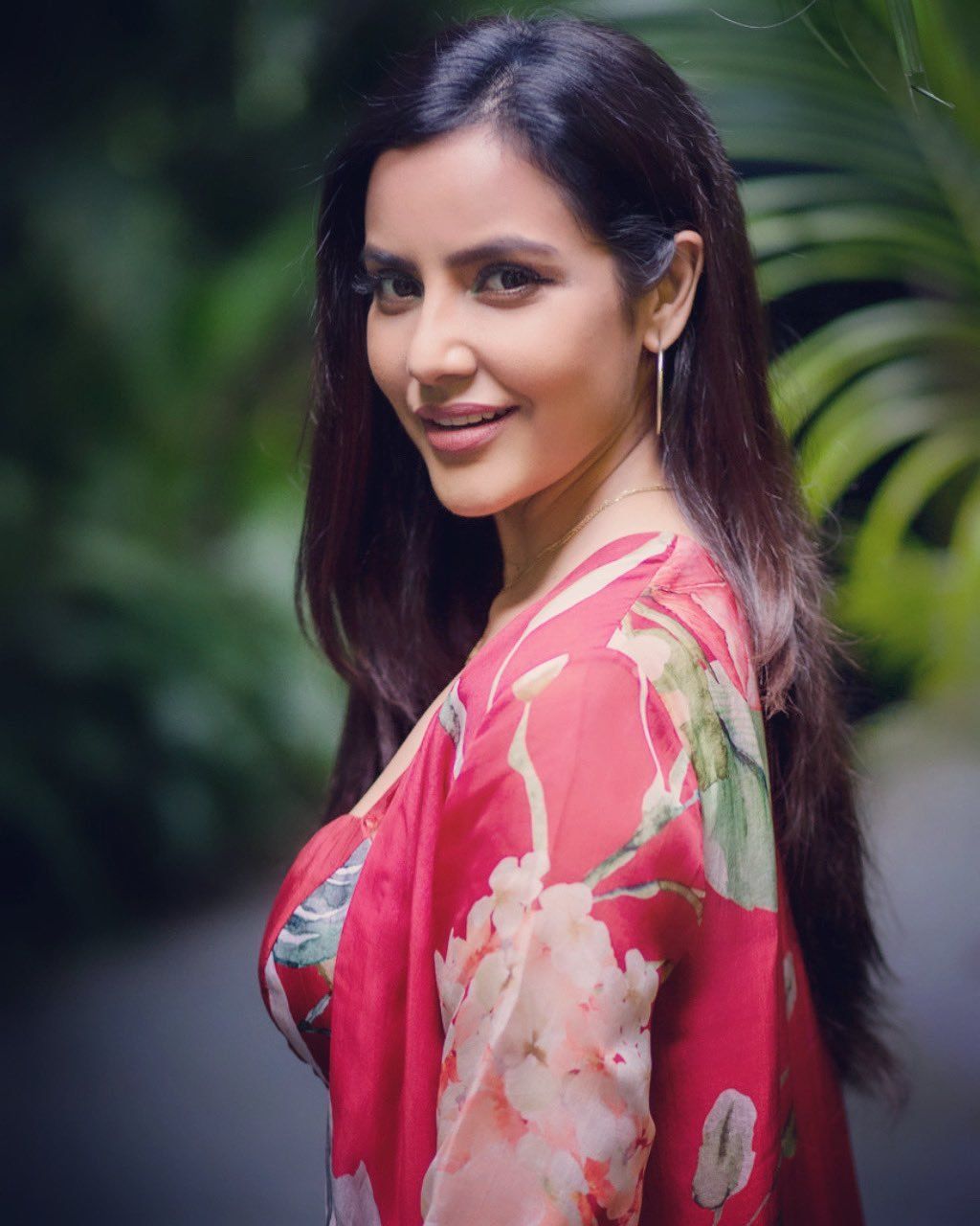 Priya Anand Photo [HD]: Latest Image, Picture, Stills of Priya Anand