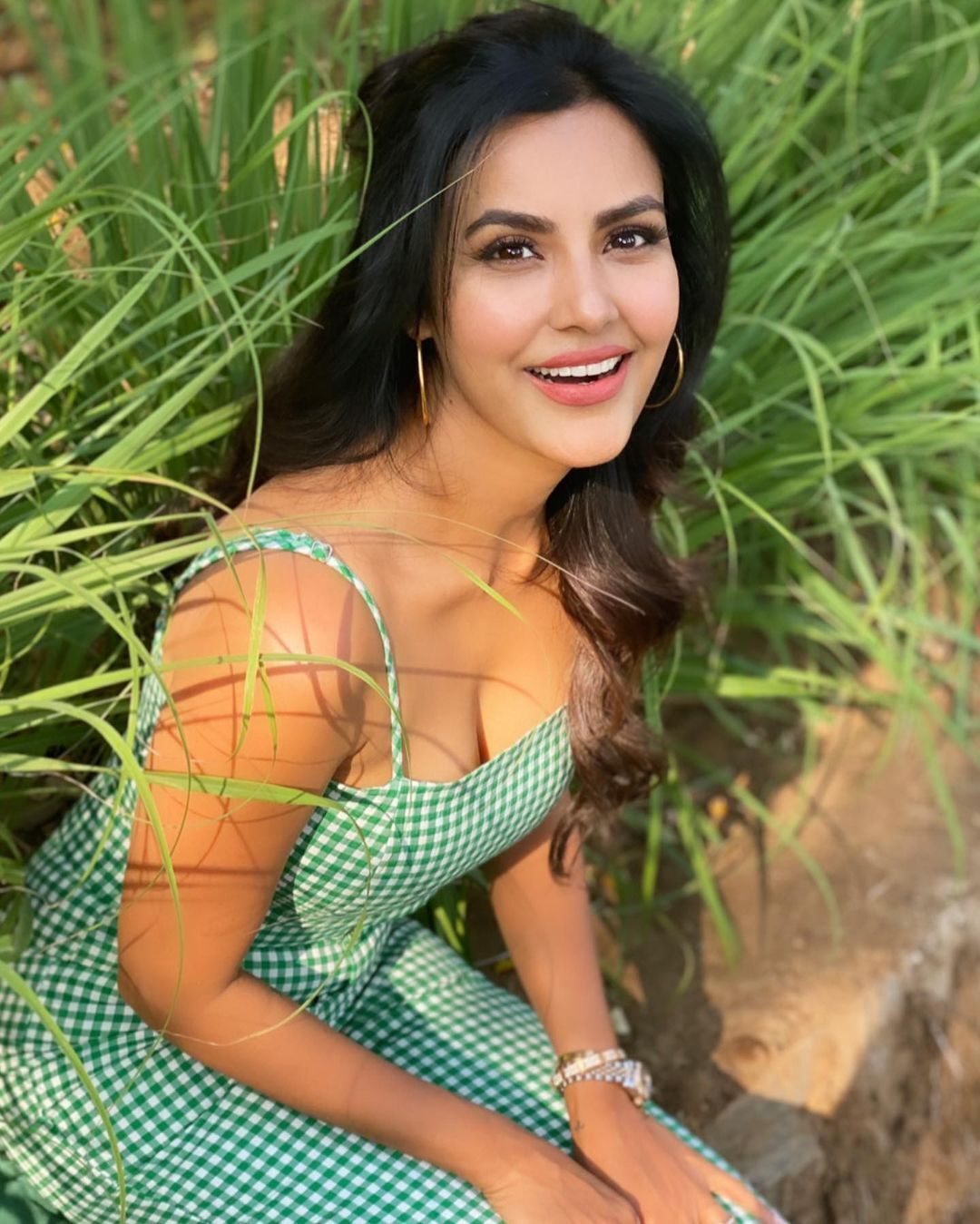 Priya Anand Photo [HD]: Latest Image, Picture, Stills of Priya Anand