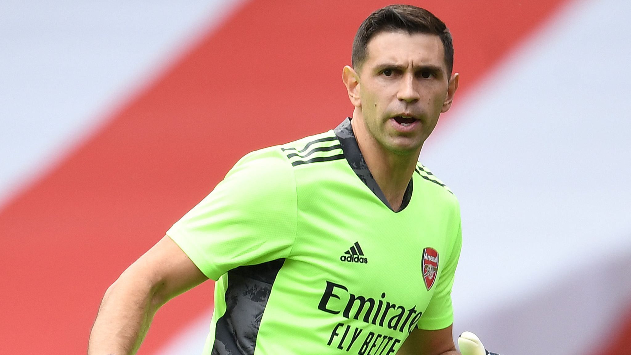 Emiliano Martinez: Aston Villa complete signing of goalkeeper from Arsenal