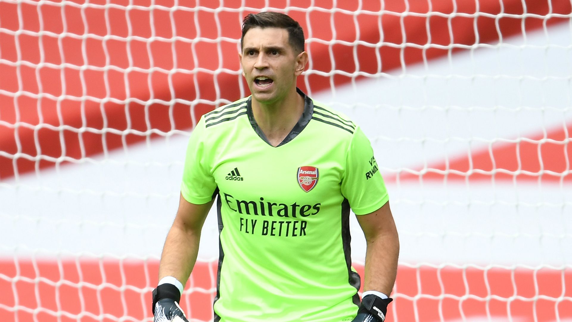 Arsenal keeper Martinez in emotional farewell ahead of reported Villa move