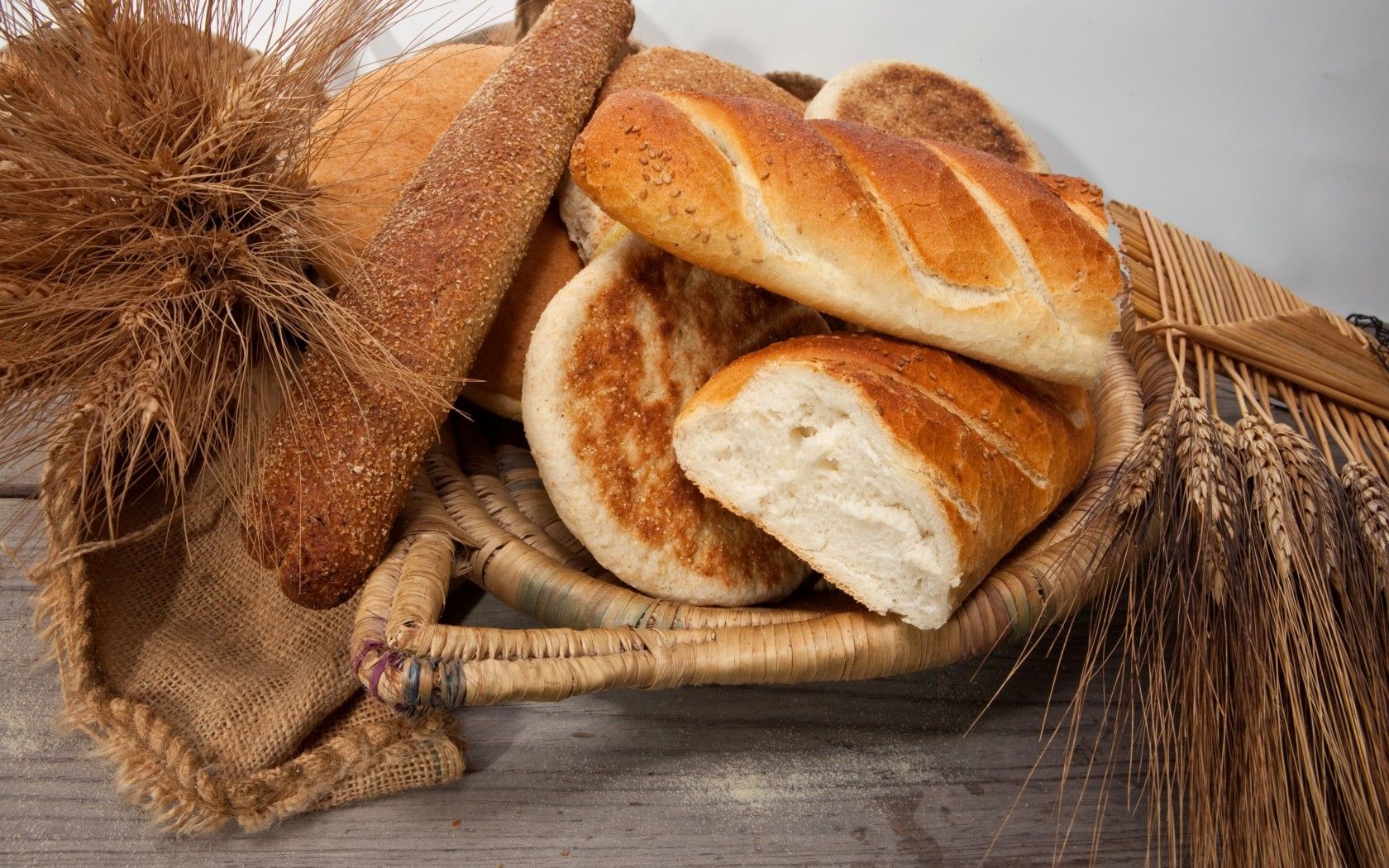 Wallpaper, food, basket, wheat, pastries, baguette, grass family, baked goods, whole grain, ears of corn, white bread, ciabatta 1680x1050