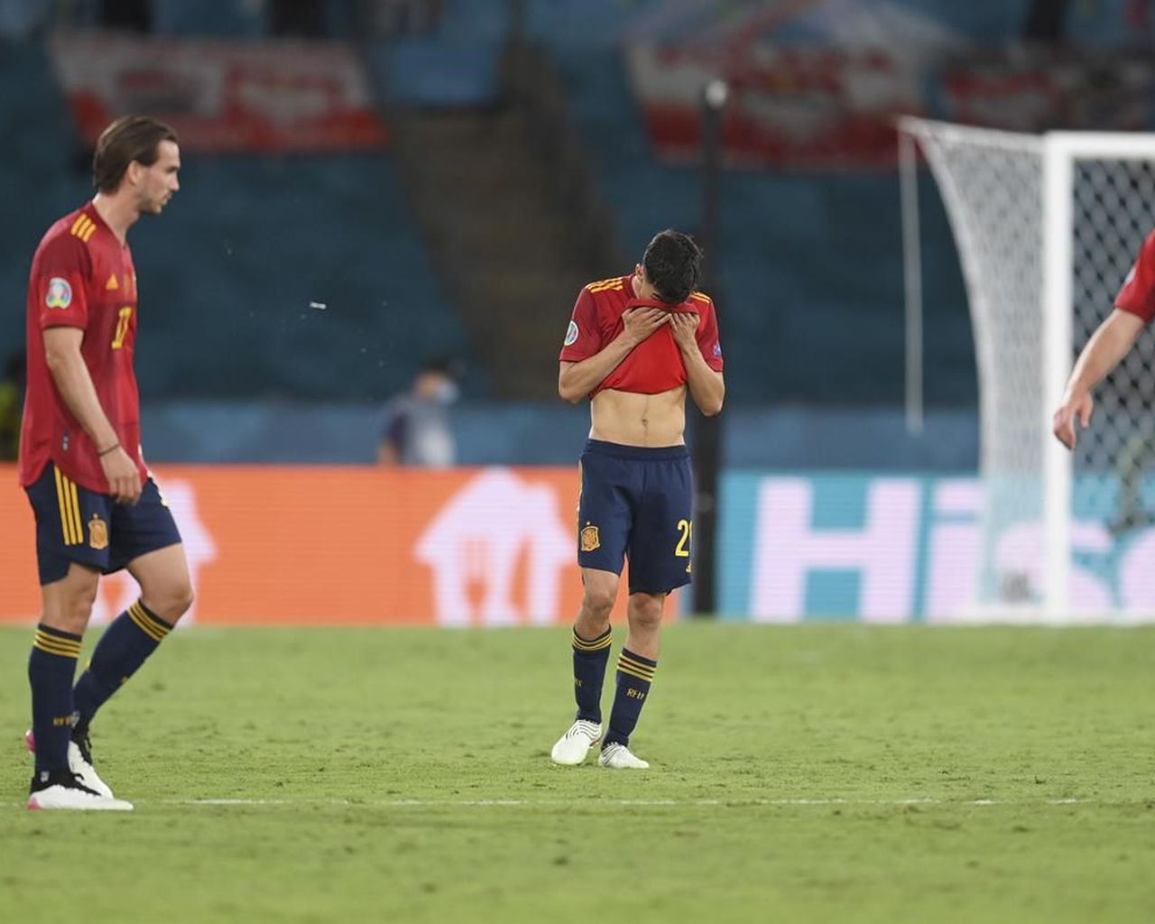 Spain players criticized after ignoring fans at Euro 2020