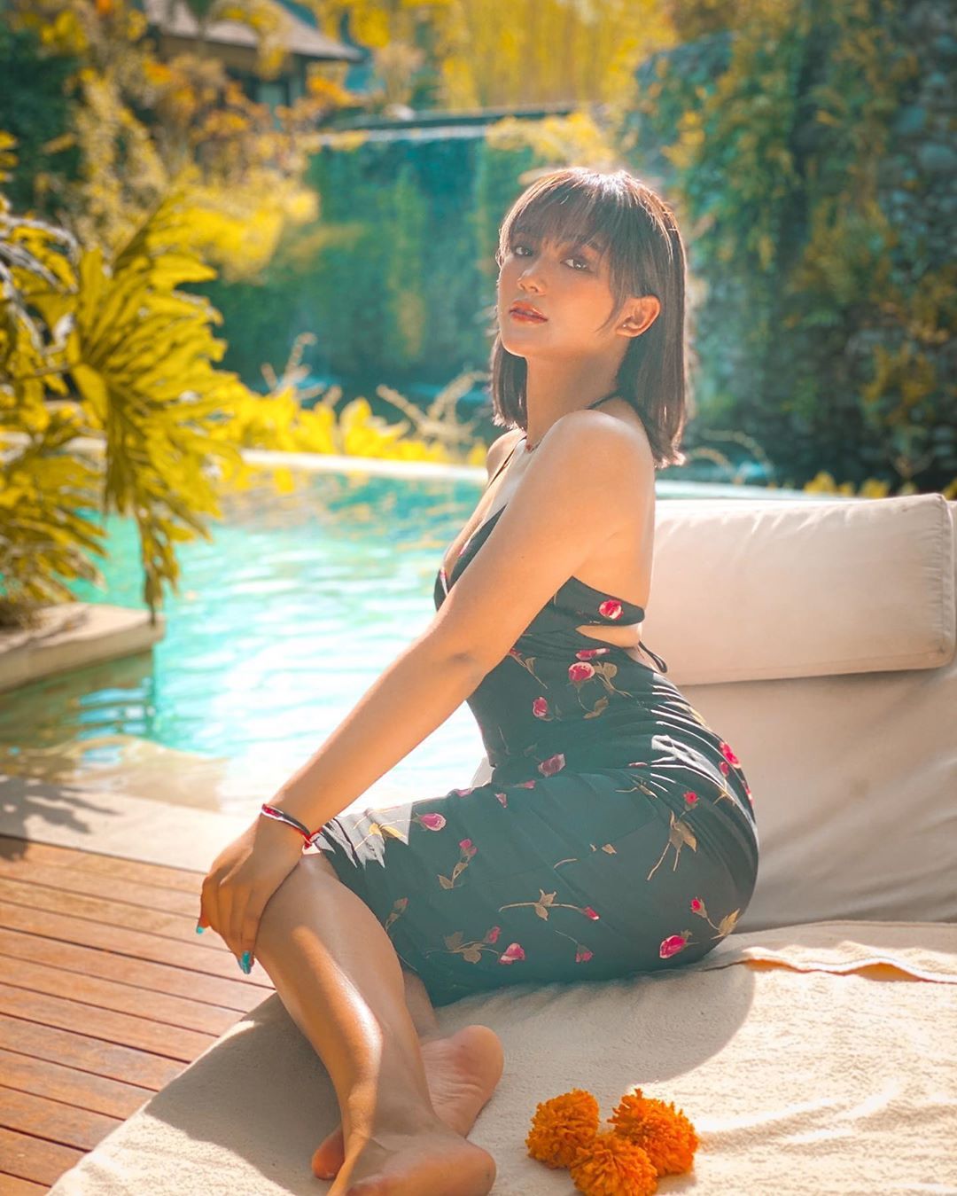 Penyanyi Cantik Marion Jola Bikin Salah Fokus Saat Mandi Kembang