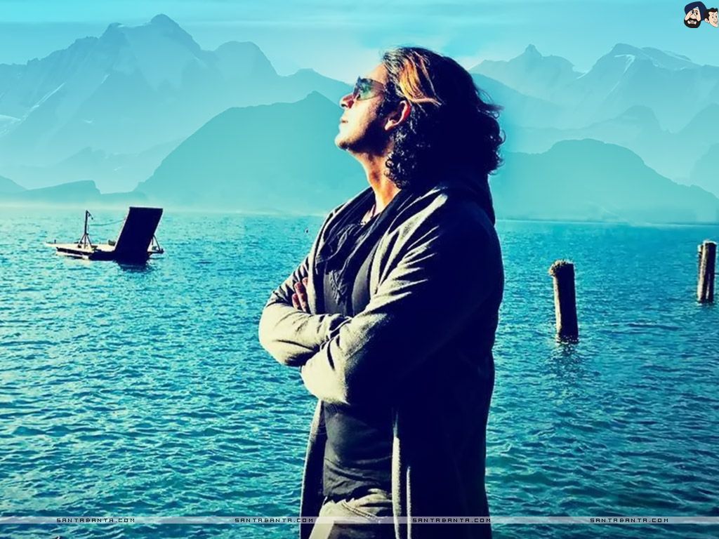 Sunil Grover poses with sea in the background