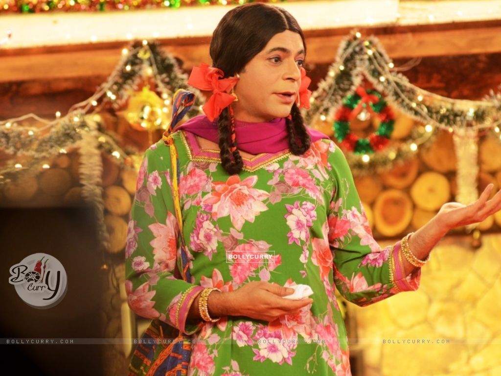 Wallpaper Grover aka Gutthi performs inside Bigg Boss 8 House size:1024x768