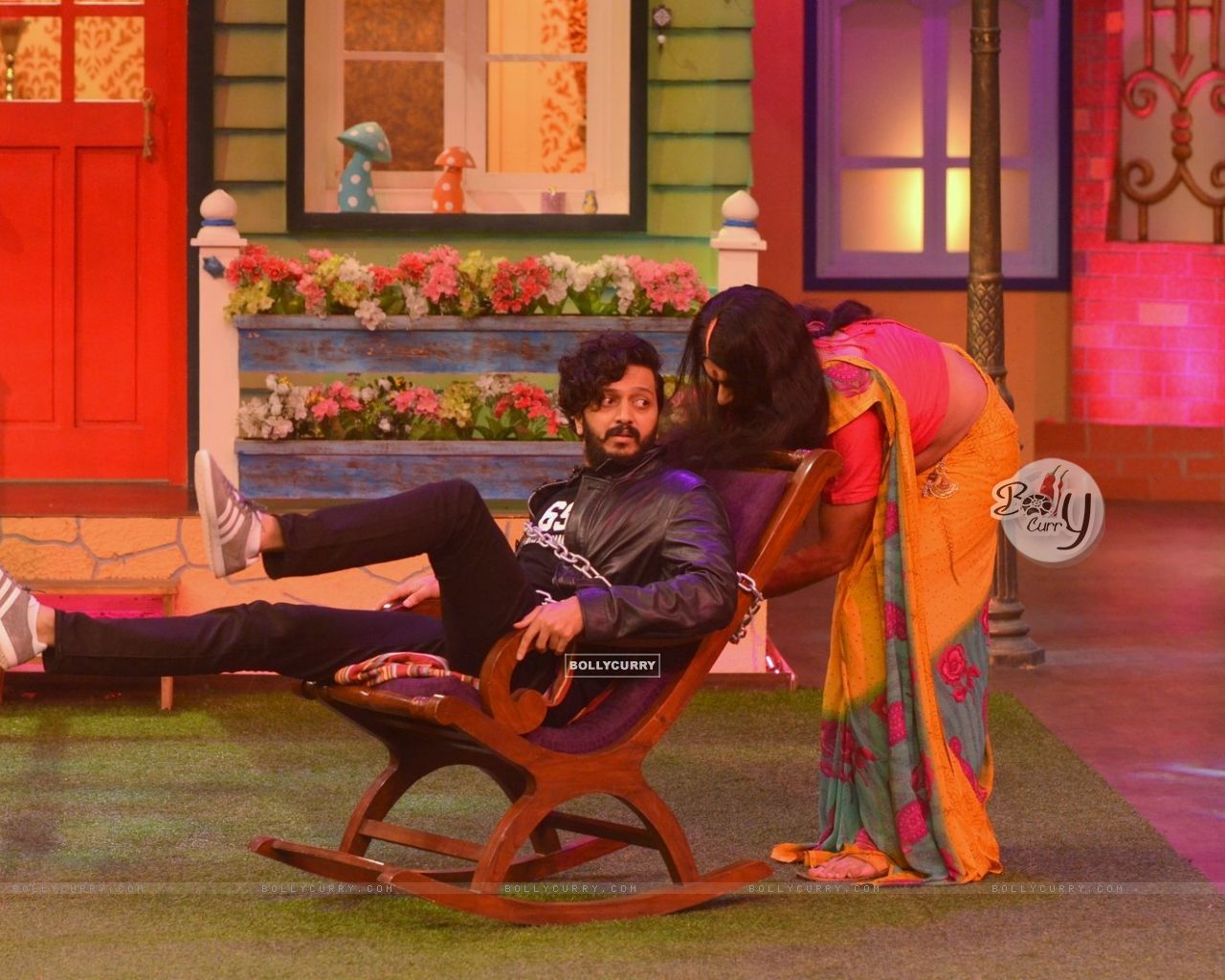 Wallpaper Grand Masti Promotions on 'The Kapil Sharma Show'- Riteish gets chained by Sunil Grover size:1280x1024