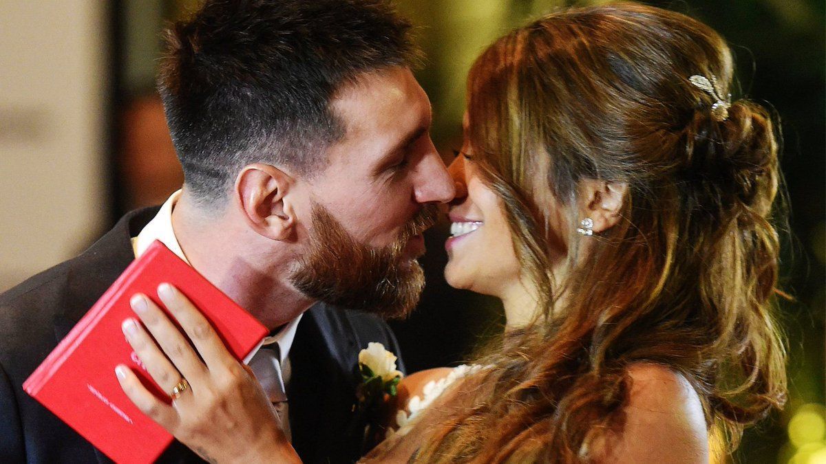 Football star Messi weds childhood sweetheart. Lionel messi, Messi, Messi and antonella