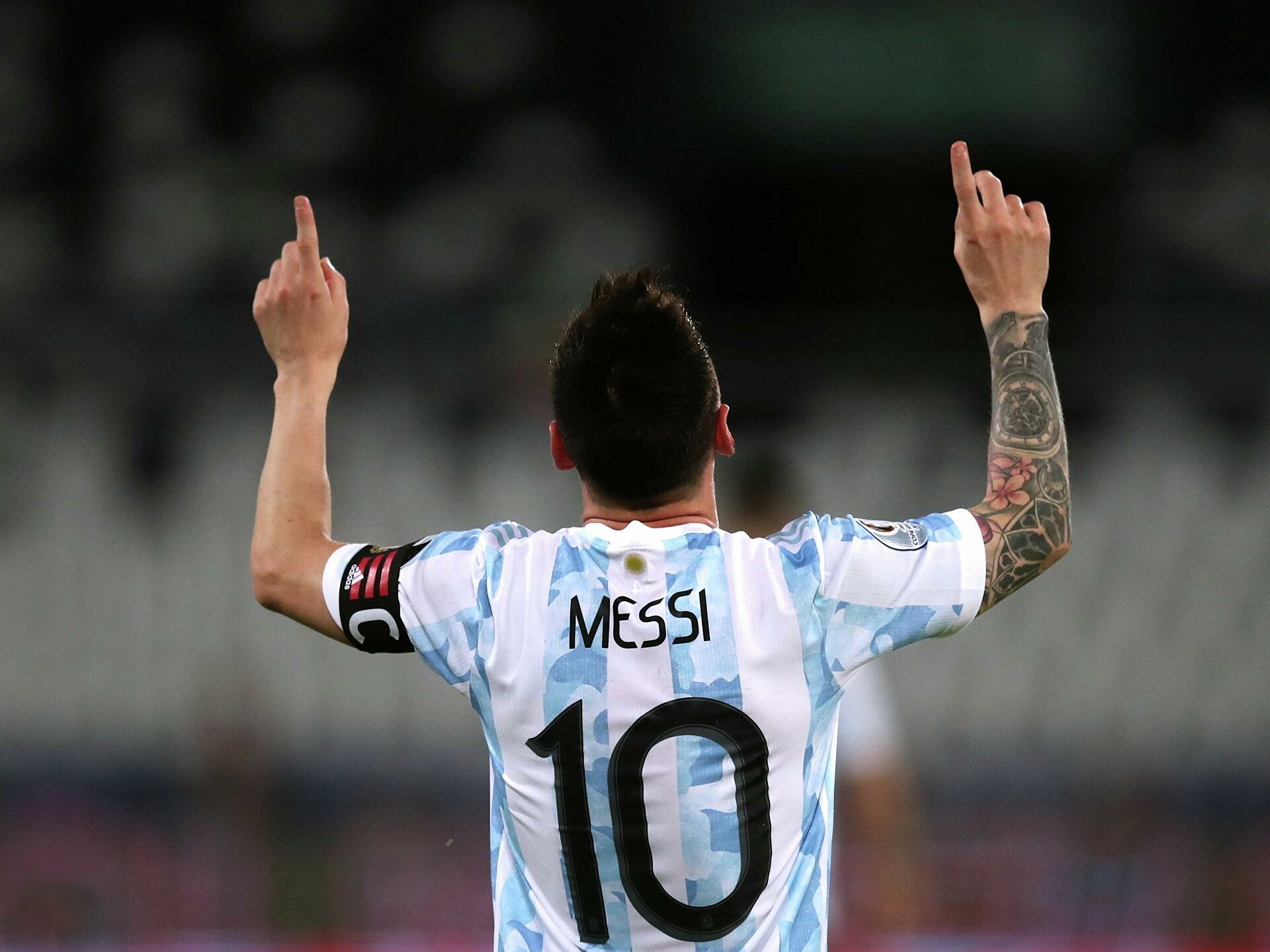 Videos: un hincha impresiona a Messi con su tatuaje y el goleador le autografía la espalda.06. Sputnik Mundo