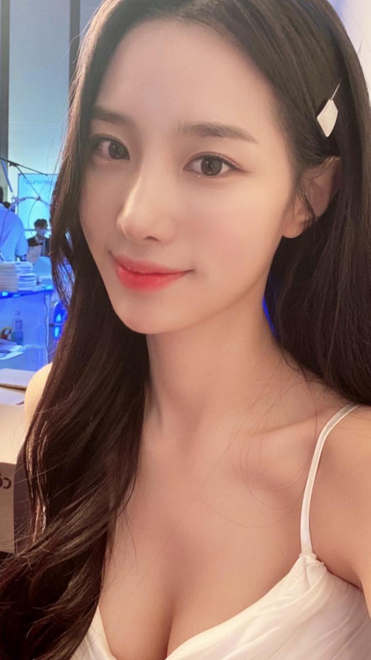 Berrygood Johyun Cleavage 5 Image