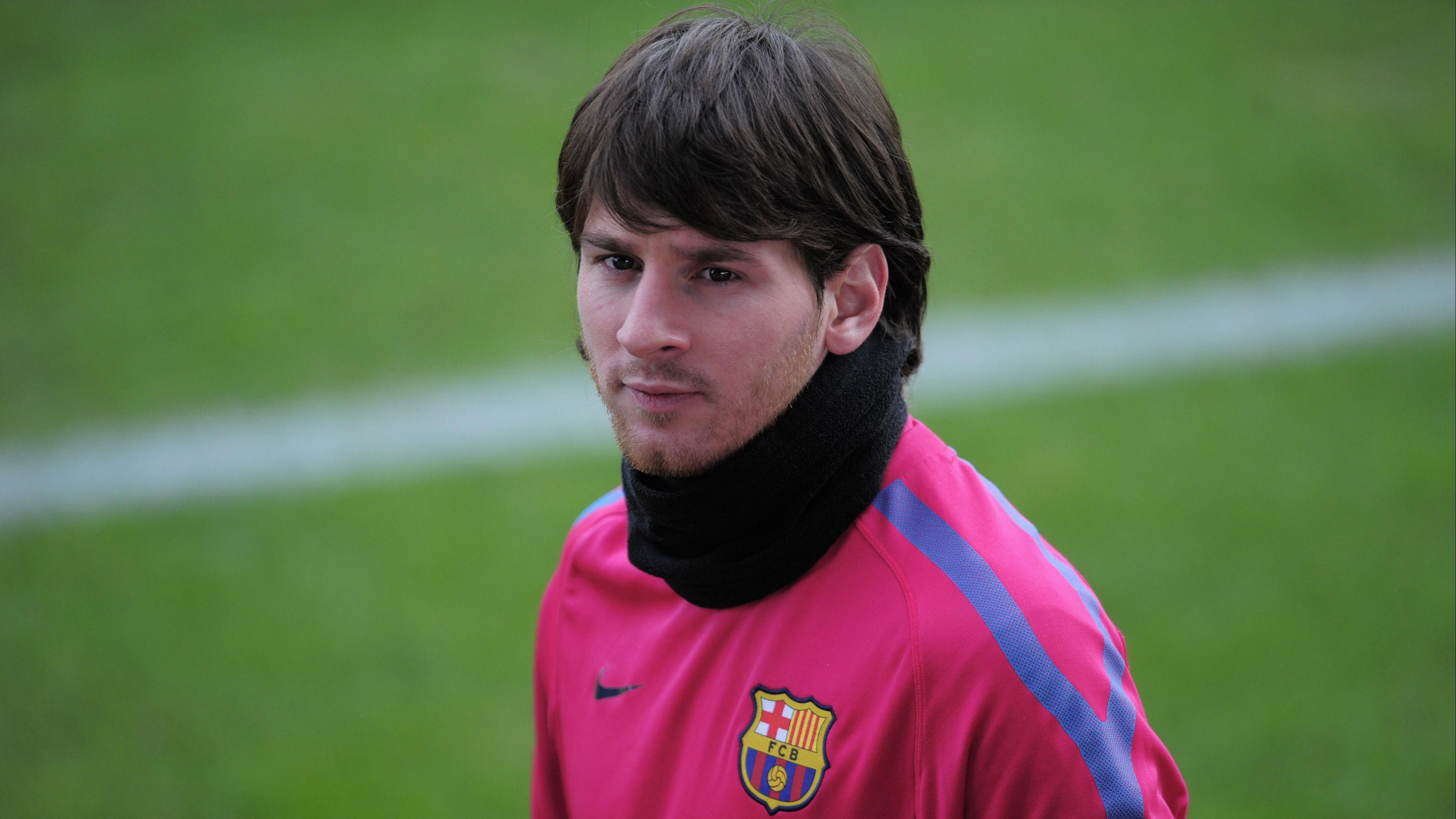 Hãy cùng tìm hiểu bộ sưu tập hình nền Lionel Messi trẻ độc đáo của chúng tôi - một tổng hợp những hình ảnh đẹp và ấn tượng nhất về cậu bé thiên tài của làng bóng đá. Với những hình nền ấn tượng này, bạn sẽ thấy được tài năng thiên bẩm của Lionel Messi ngay trên màn hình máy tính của mình.
