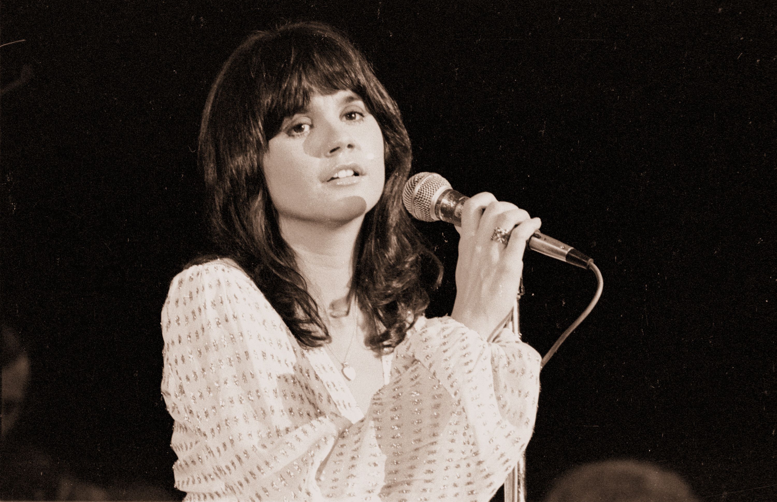 Music legend Linda Ronstadt honors her Mexican roots