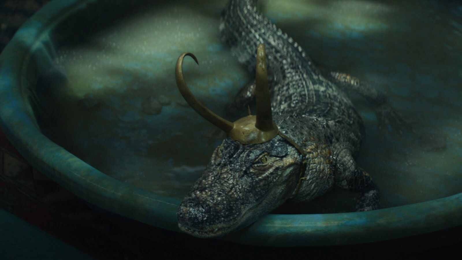 Hilarious Loki pic published: This is what Alligator Loki looks like behind the scenes