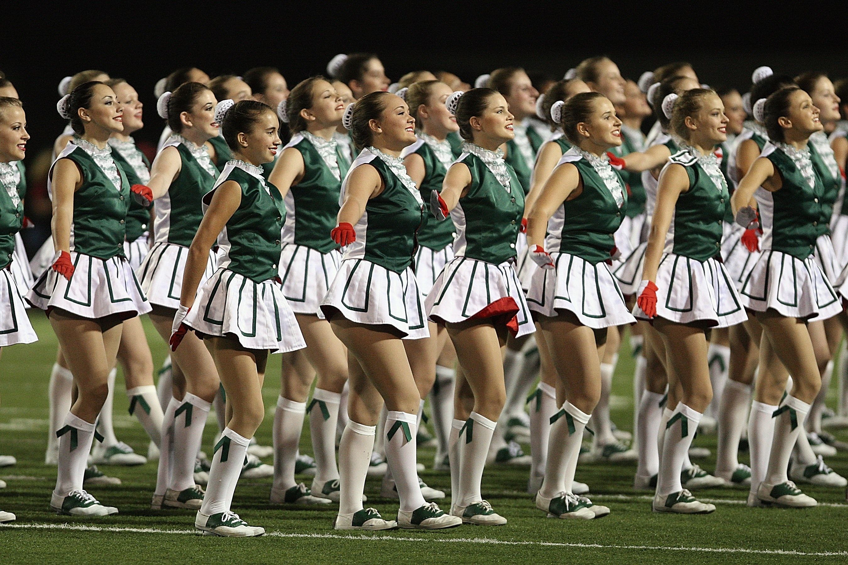 Group of Cheerleader on Green Field · Free