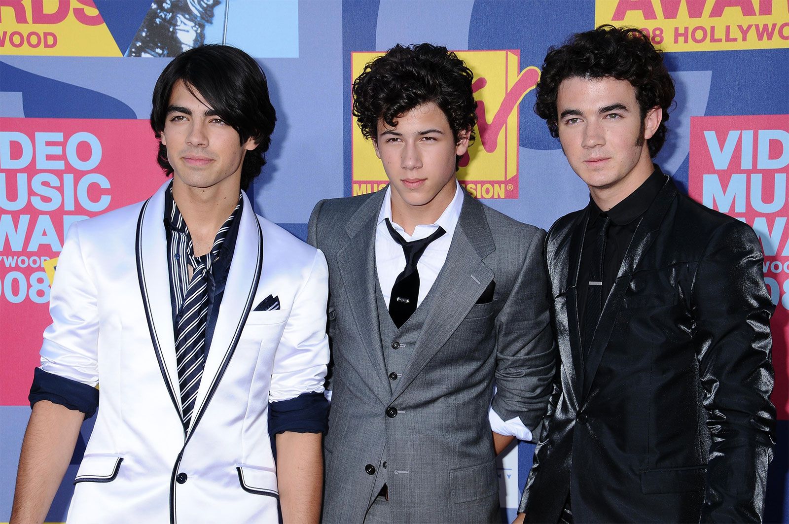 Jonas Brothers. Members, Songs, Albums, & Facts