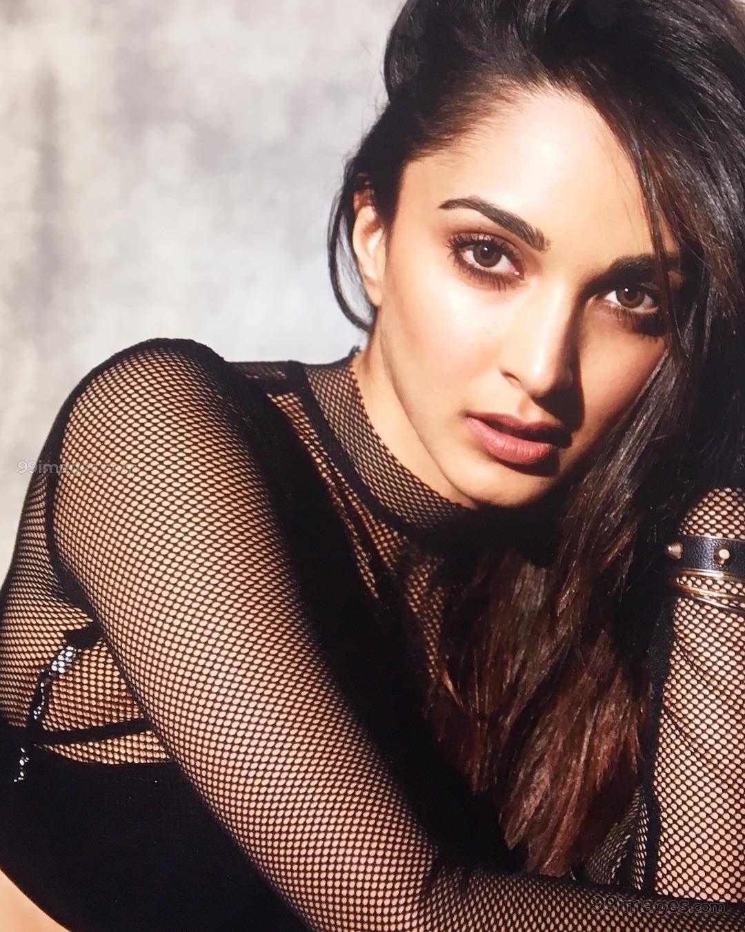 Kiara Advani Beautiful HD Photohoot Stills & Mobile Wallpaper HD (1080p) - #kiaraadvani #actress #bollywood. Kiara advani hot, Kiara advani, Kaira advani