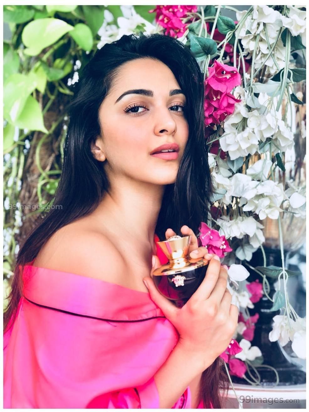 Kiara Advani Beautiful HD Photohoot Stills & Mobile Wallpaper HD (1080p) - #kiaraadvani #actress. Kiara advani hot, Kiara advani, Bollywood celebrities