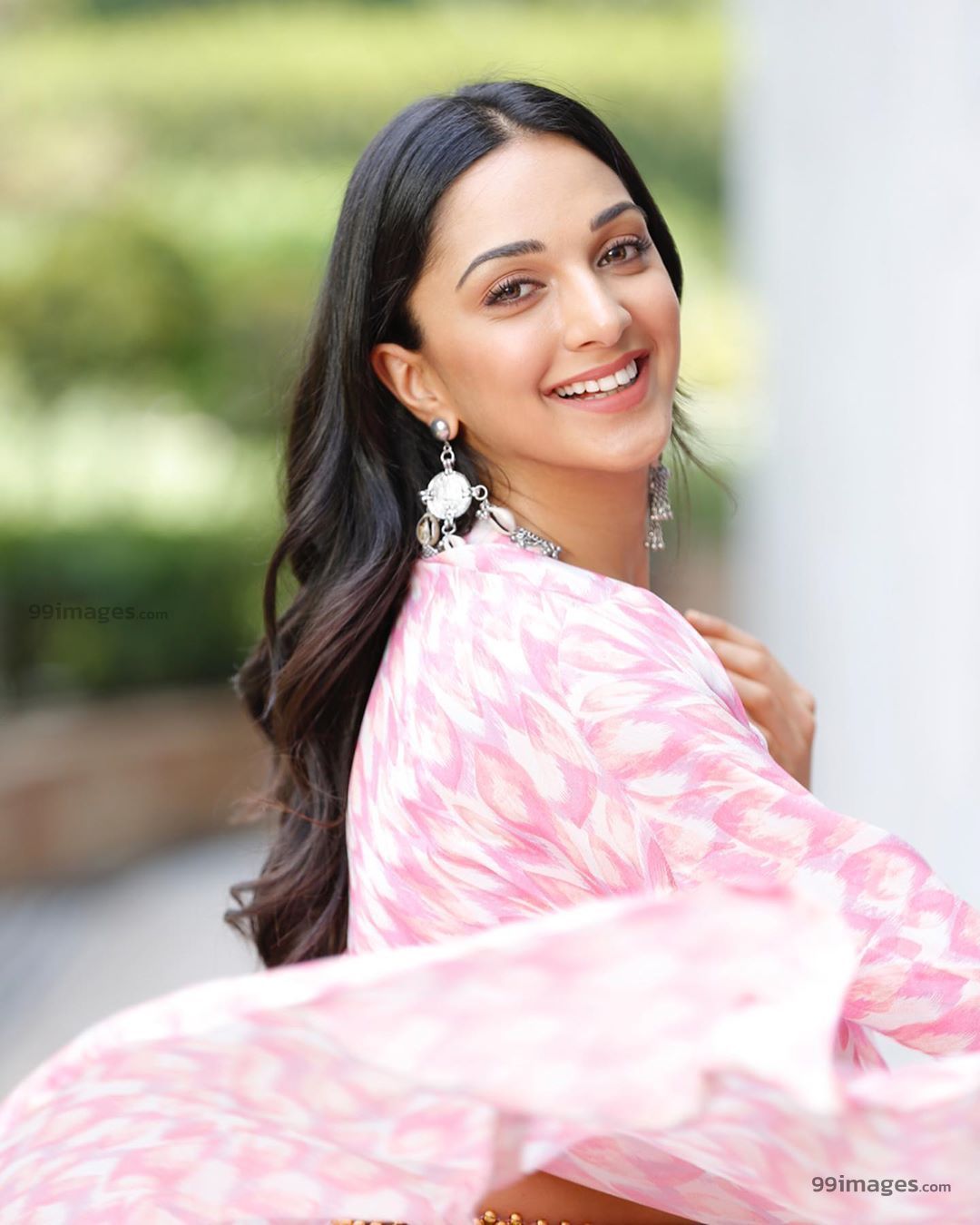 Kiara Advani Beautiful HD Photohoot Stills & Mobile Wallpaper HD (1080p) # KiaraAdvani. Kiara advani, Beautiful indian actress, Photohoot pics