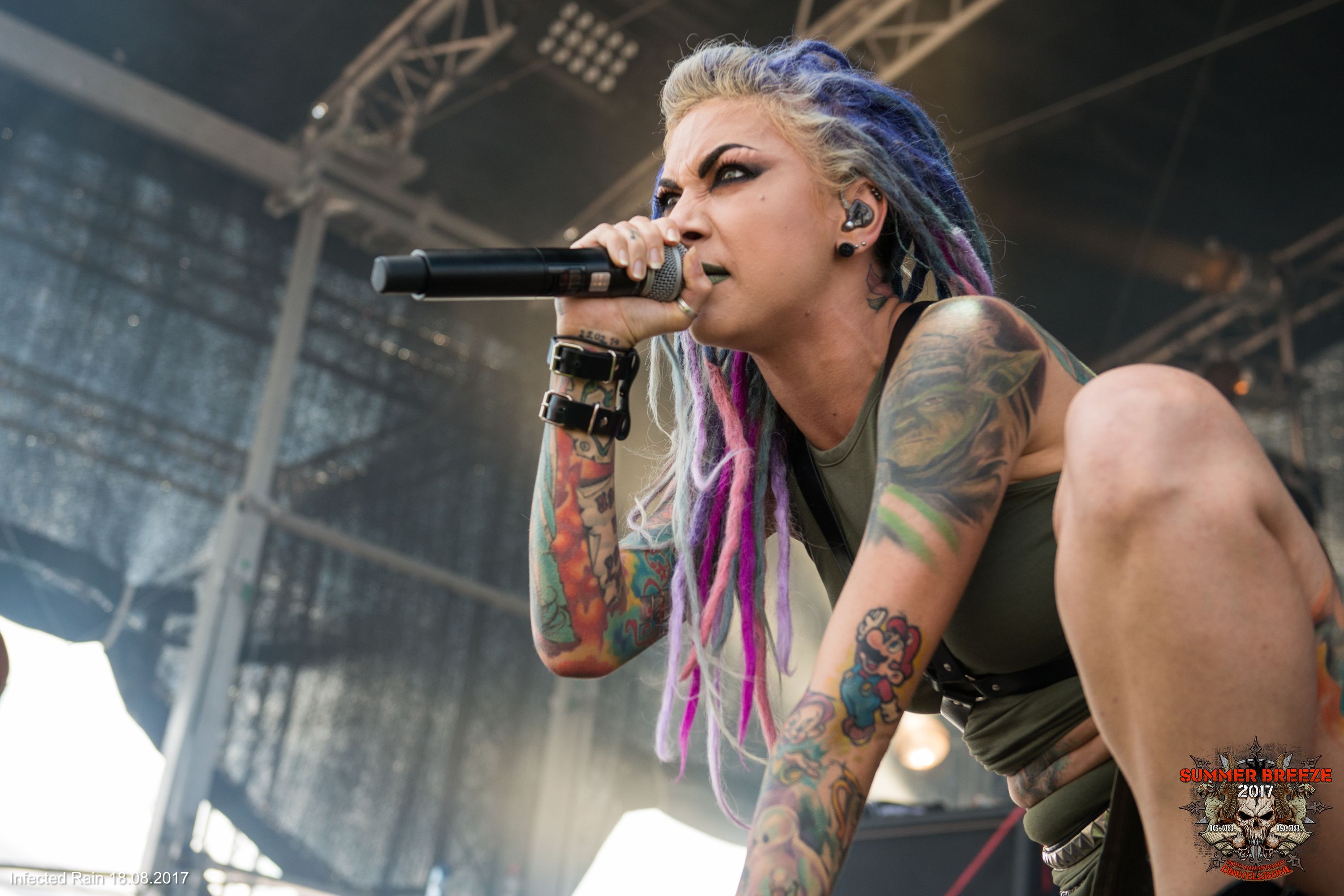 Girls On The Front: Lena Scissorhands, vocalista da Infected Rain Eu gostaria de ter fãs que amam minha música e banda, não apenas porque sou uma garota