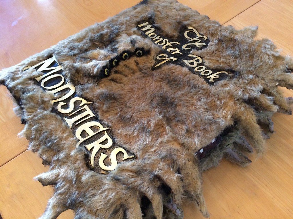 Harry Potter Monster Book of Monsters. Inside pages complet