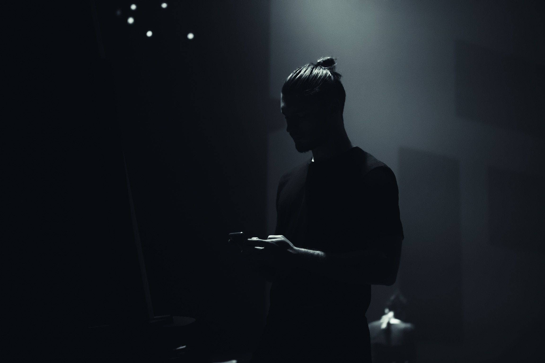 2304x1536 mobile phone, texting, silhouette, black, dim, Free picture, guy, phone, blackandwhite, dark, man bun, dimly lit, b&w