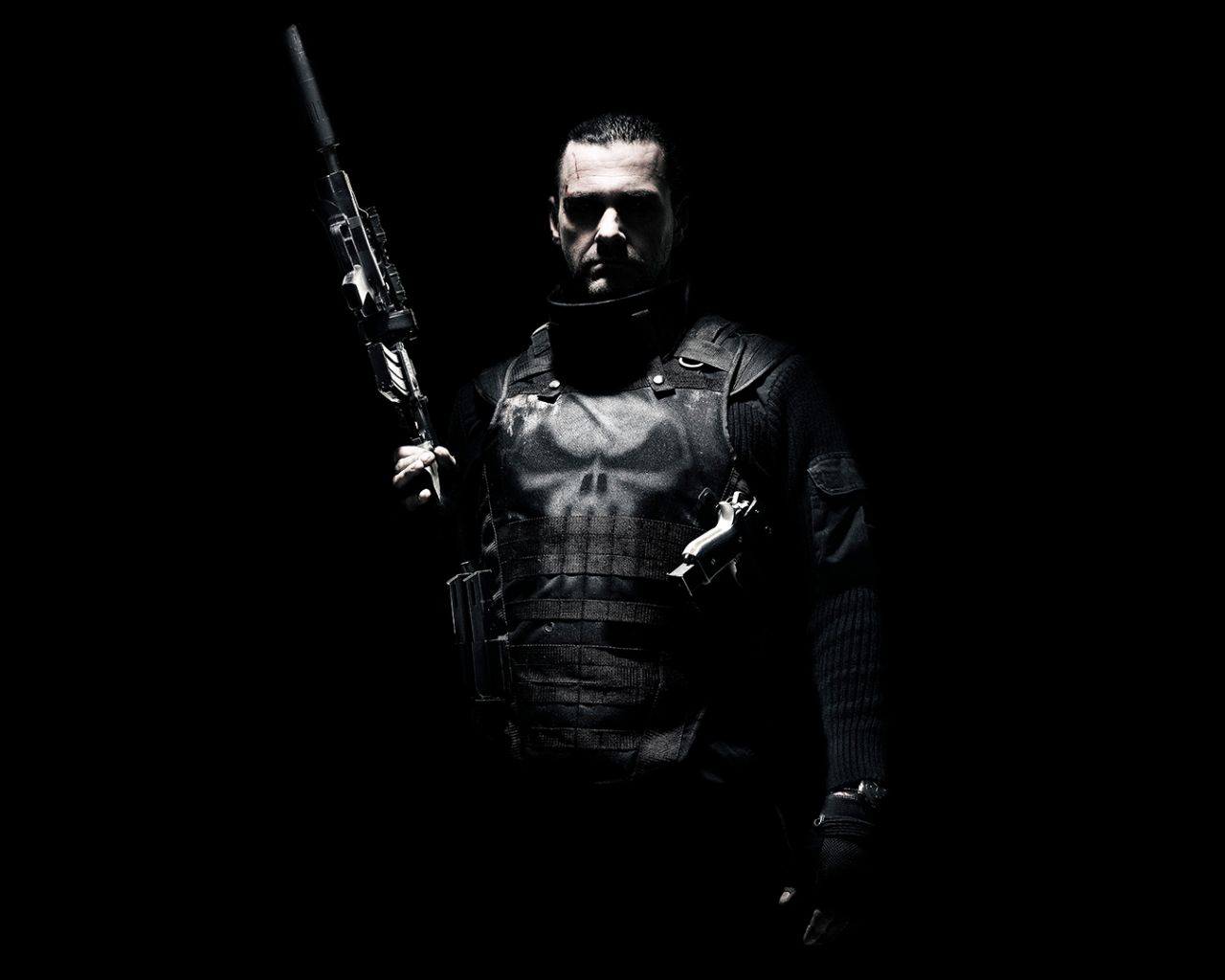 Desktop Wallpaper Ray Stevenson In Punisher: War Zone Movie, Gun, Dark, HD Image, Picture, Background, Km6zzv