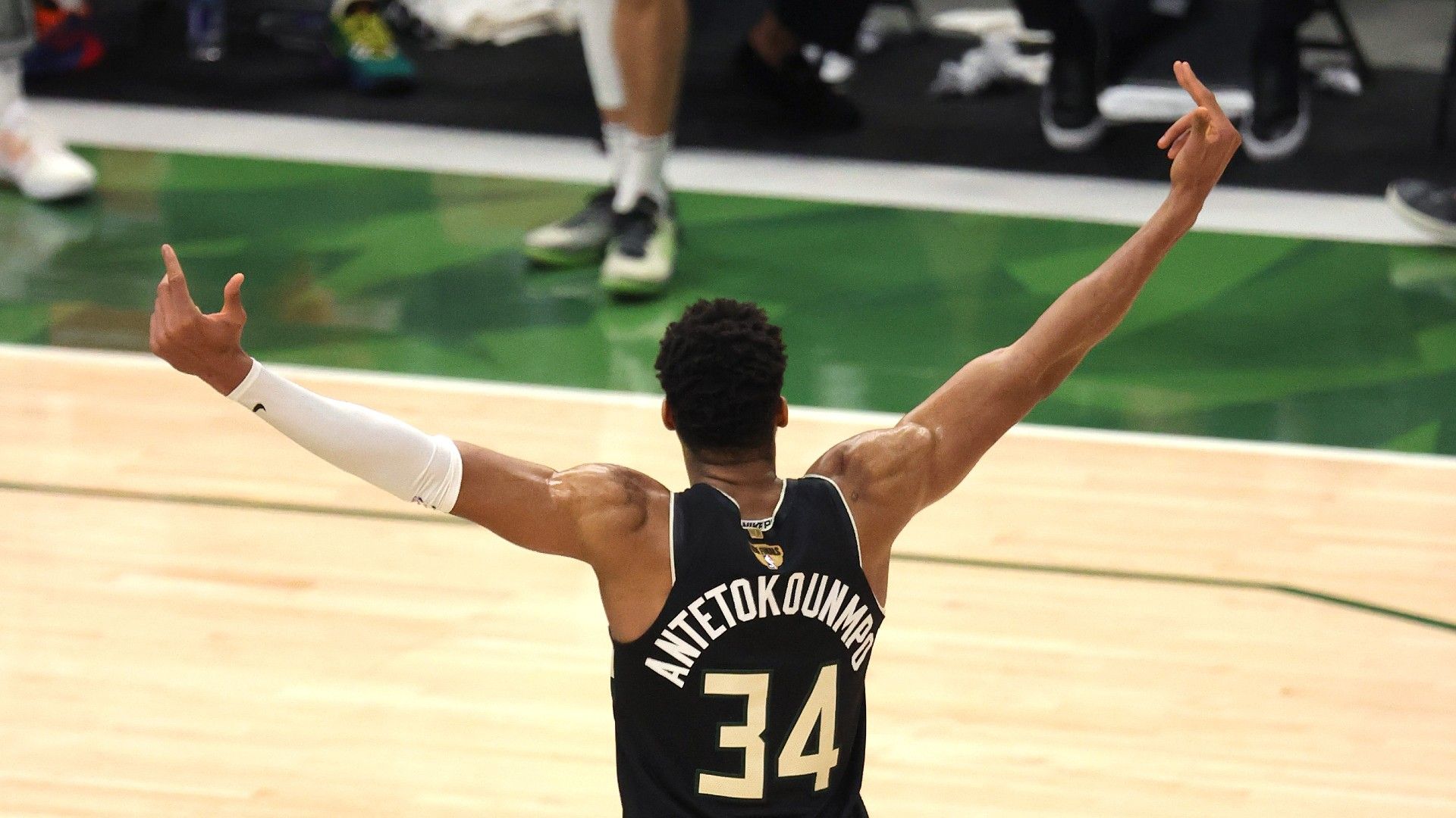 Like Magic, Giannis Antetokounmpo delivers personal masterpiece for Bucks in NBA Finals clincher