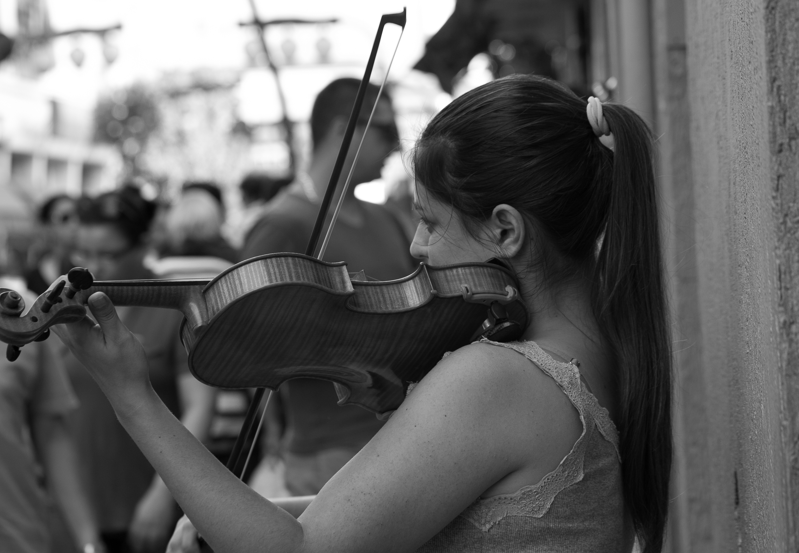 Wallpaper, photograph, violinist, black and white, girl, monochrome photography, violin family, string instrument, bowed string instrument, violist, fiddle, musician, musical instrument, smile, portrait photography, music 2689x1862
