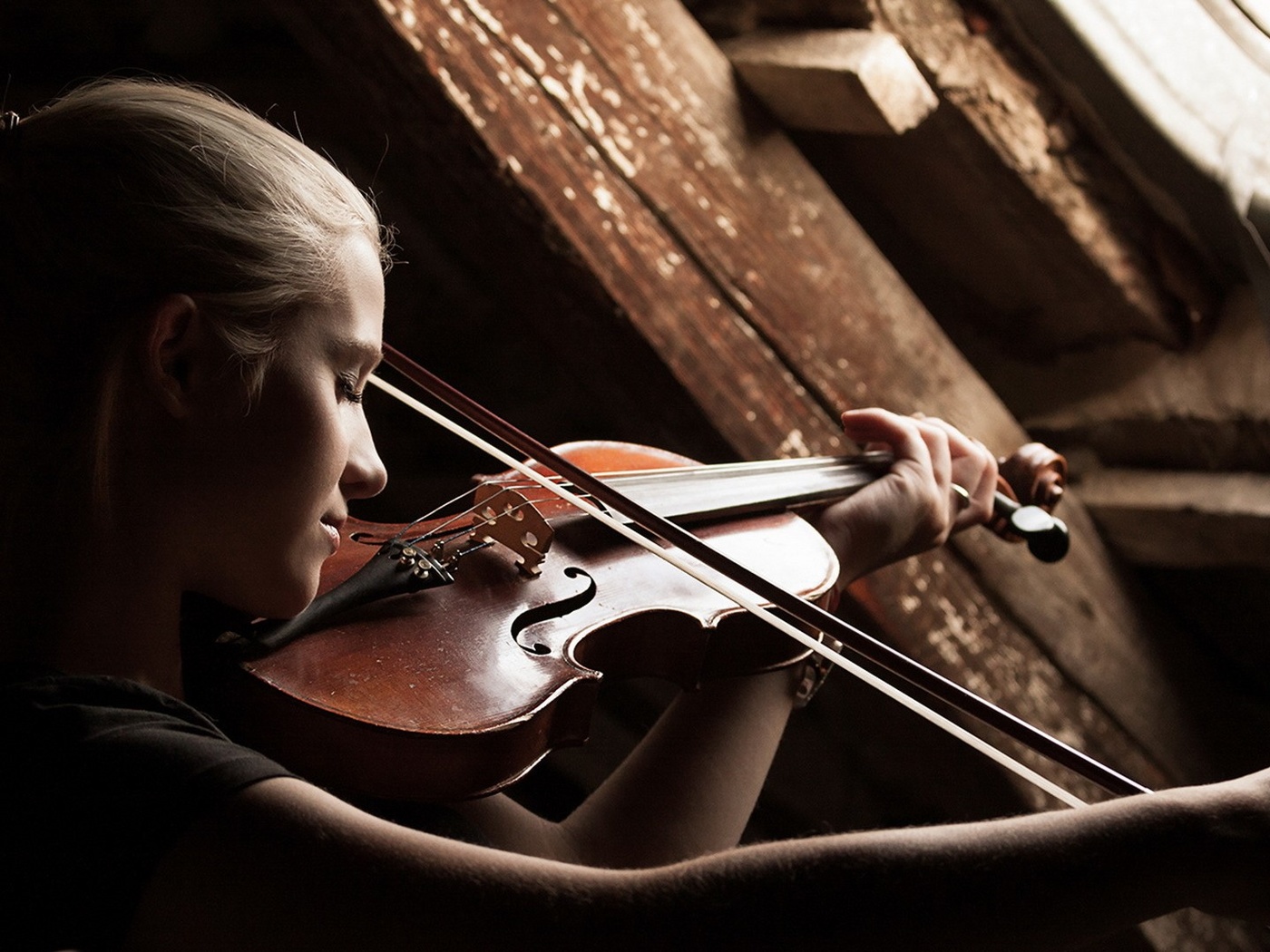 Download Wallpaper Girl playing the violin (1400x1050). The Wallpaper, photo