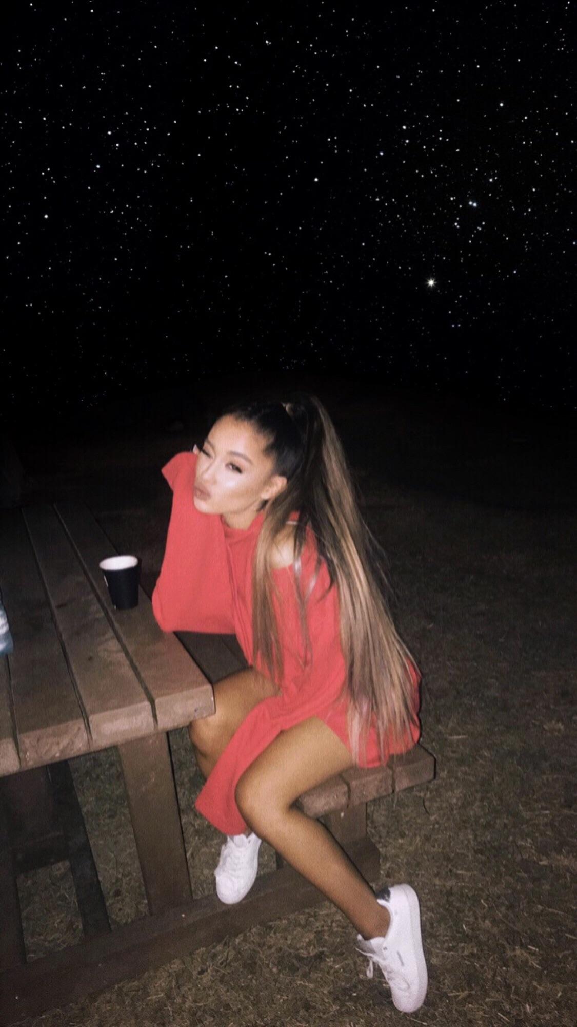 Ariana Grande Lockscreen 2019 HD Wallpaper