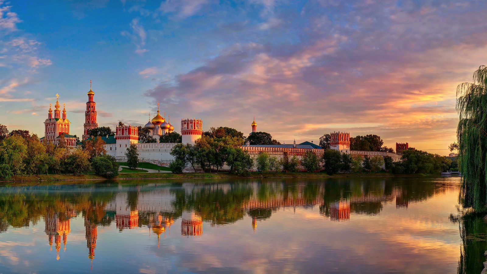Download wallpaper 1600x900 moscow, novodevichy convent mother of god of smolensk, summer widescreen 16:9 HD background