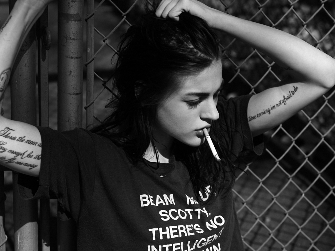 Smoking Girl Black And White Wallpaper for 1152x864