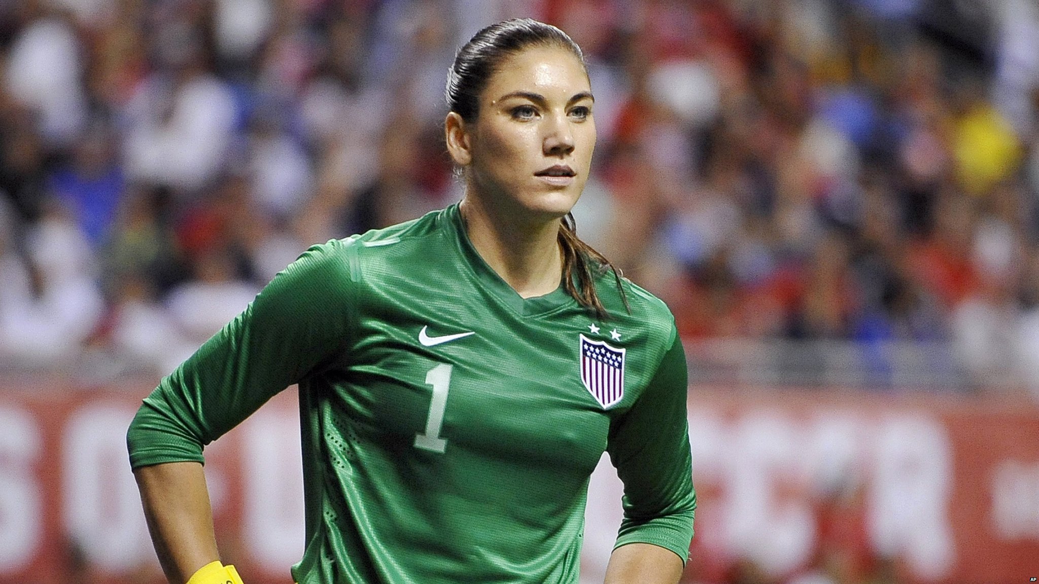 US soccer star Hope Solo responds to naked picture after apparent leak