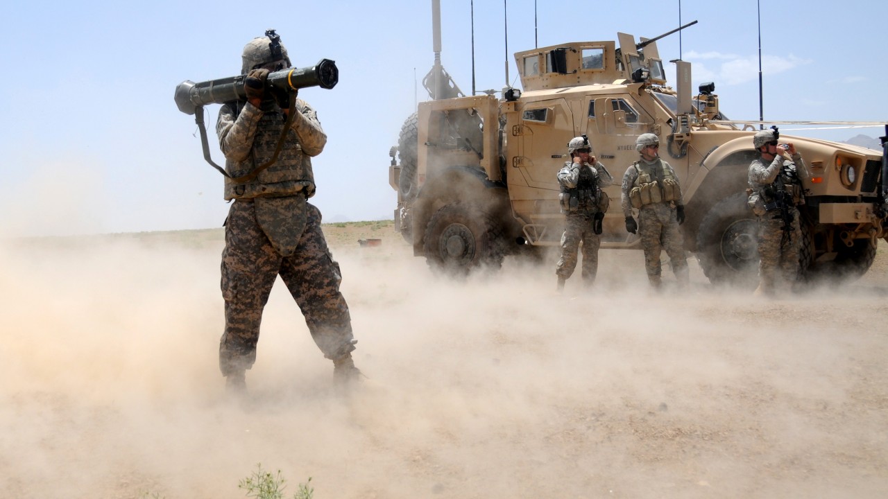 Wallpaper rocket launcher, soldier, firing, AAV, APC, AFV, vehicle, sand, desert, Military