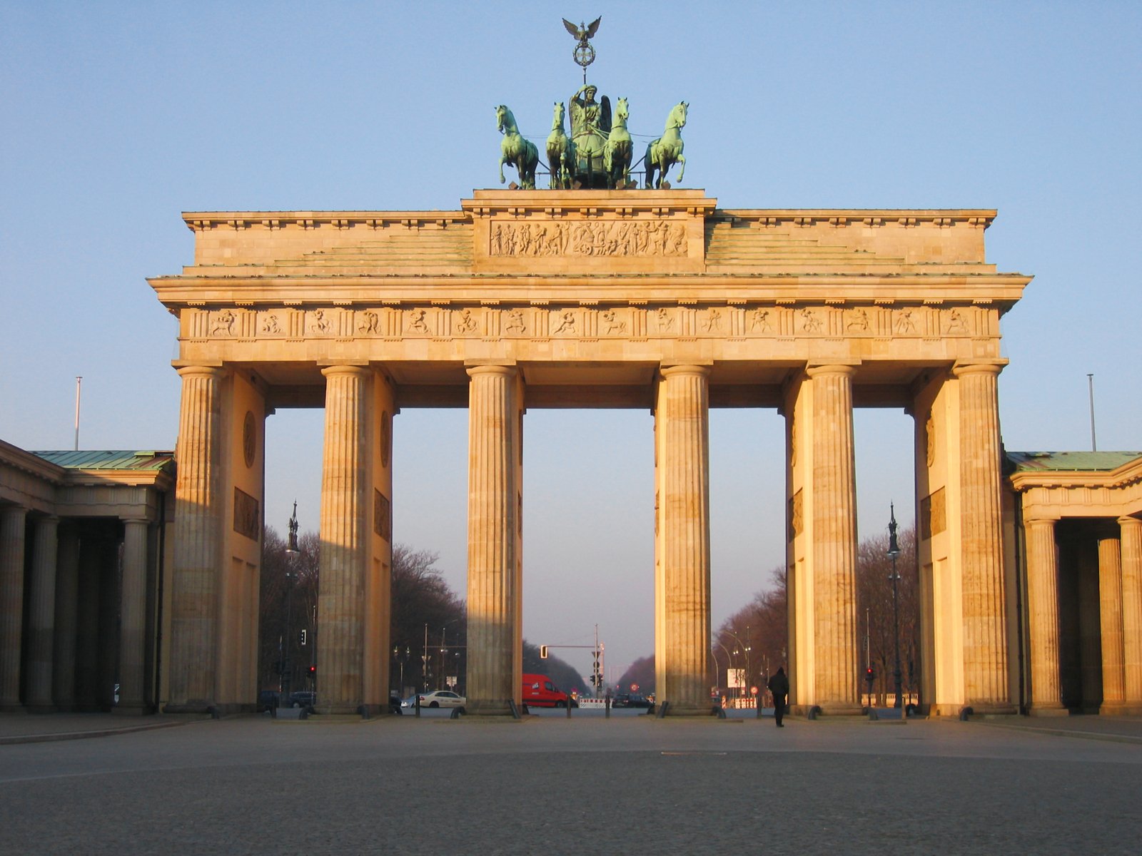 Бранденбургские ворота в Берлине классицизм