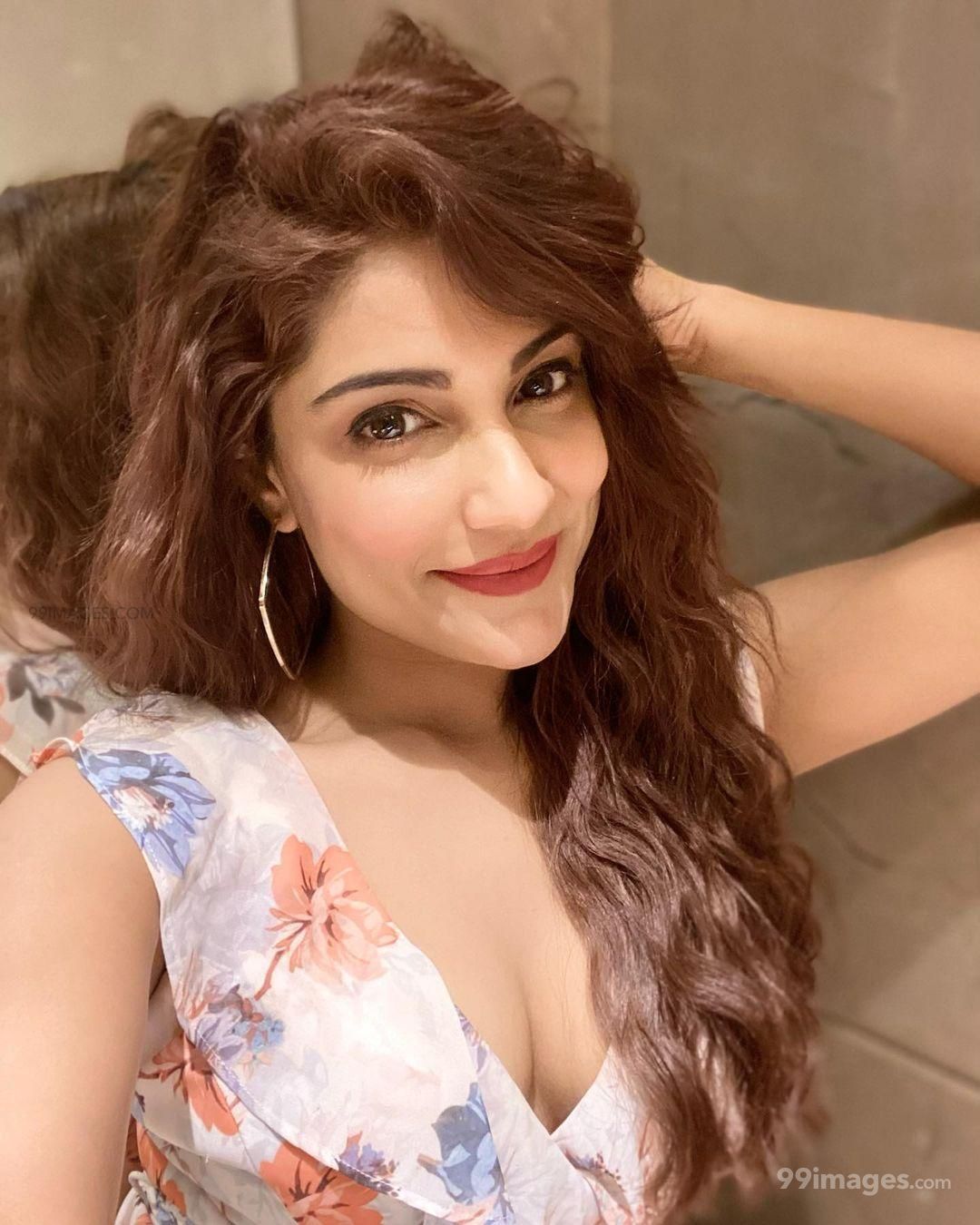 Ishita Raj Sharma Latest Hot HD Photohoot Photo / Wallpaper (1080p)