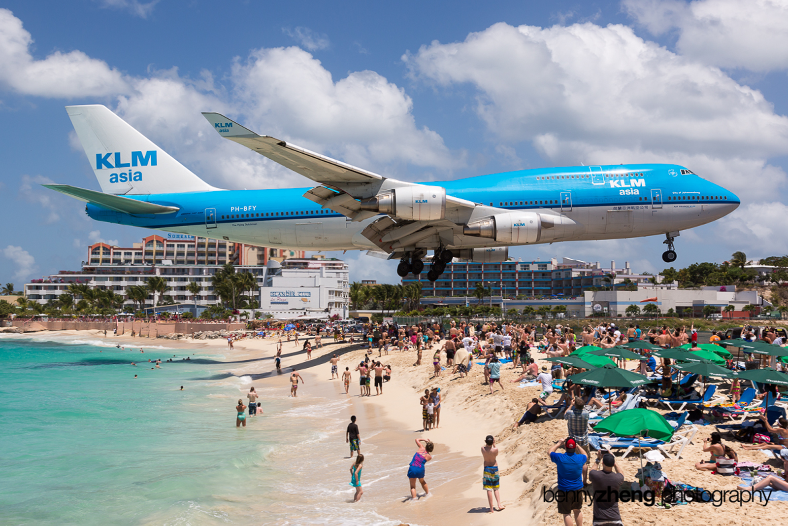 Plane landing at Maho Beach Saint Martin Wallpaper and Background Imagex1067