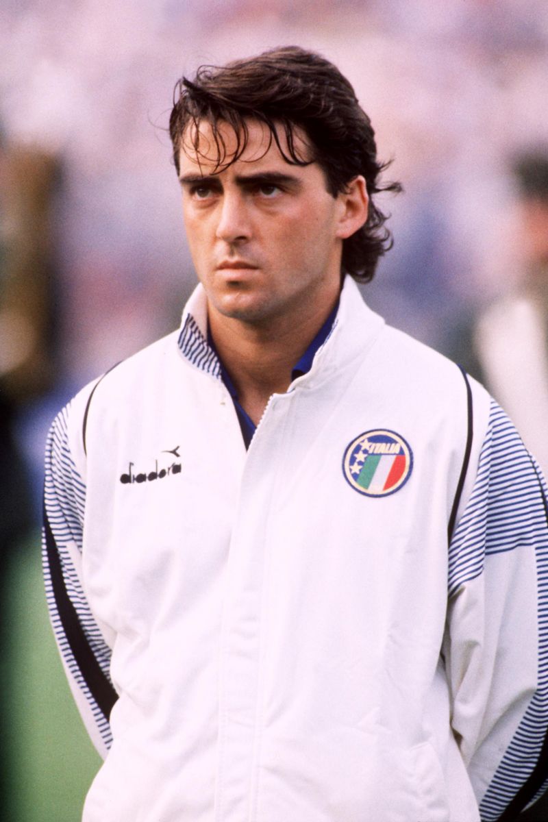 Roberto Mancini playing for Italy in 1988. Vintage football, Football tracksuits, Football