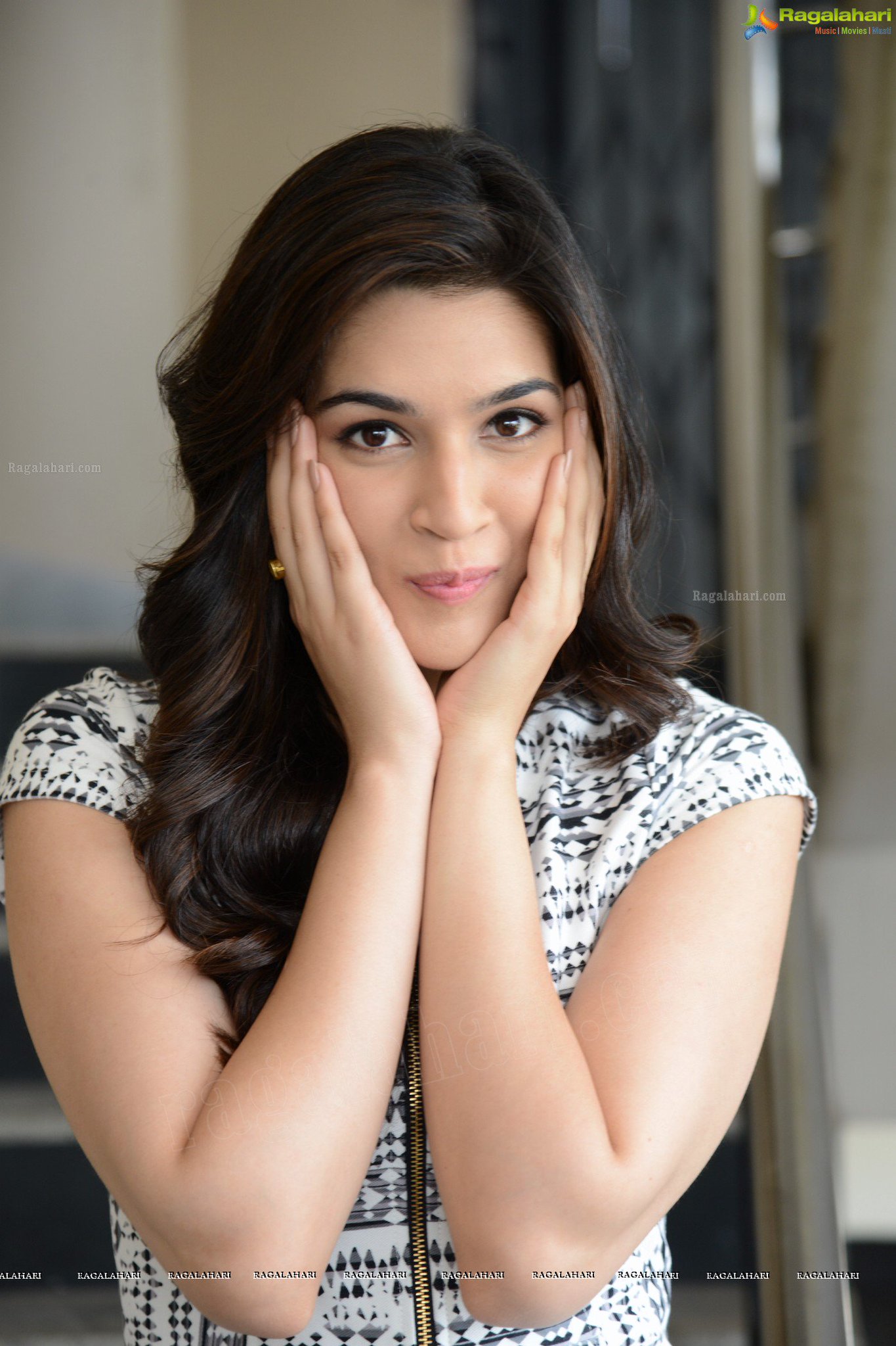 KritiSanon 24x7 Cutesttt pics of At The # Dohchay Promotions ->
