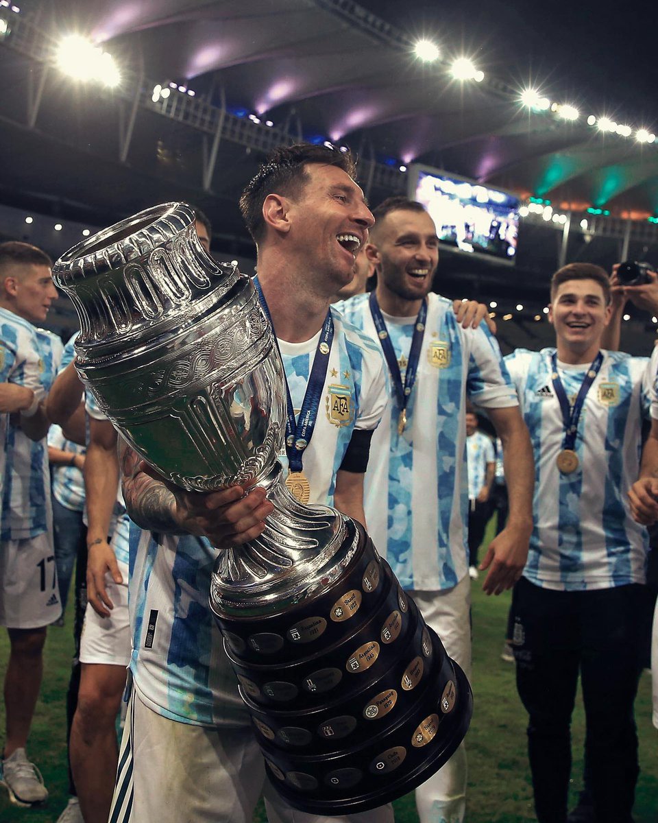 Roy Nemer of the many image floating around that is wallpaper worthy. Lionel Messi, Argentina and the Copa America trophy