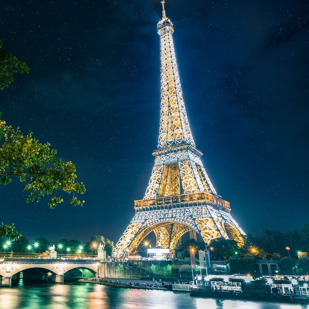 Eiffel tower #iPad #Wallpaper. Eiffel tower at night, Paris eiffel tower, Eiffel tower