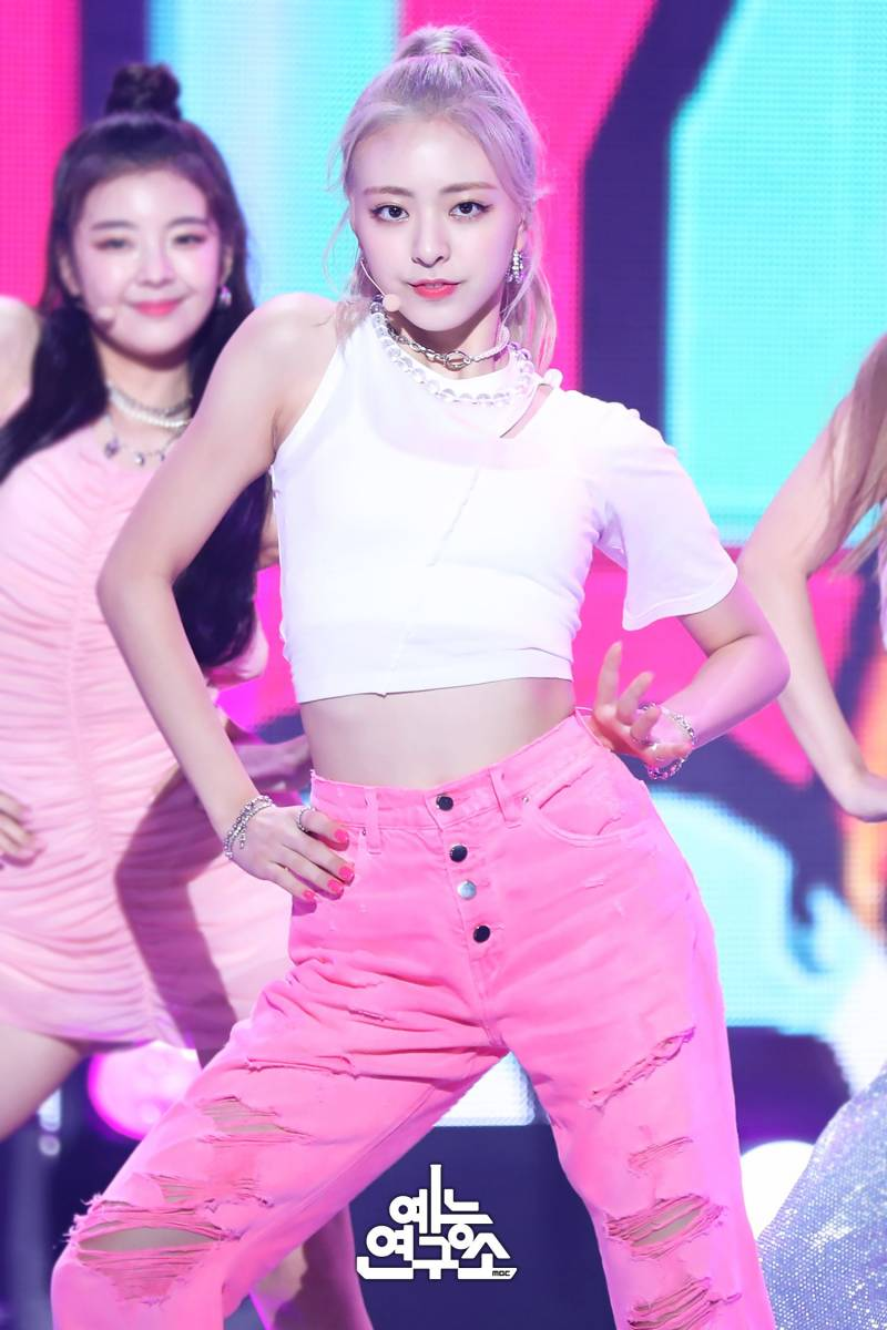 ITZY - 'ICY' at Music Core. Itzy, Kpop girls, Stage outfits