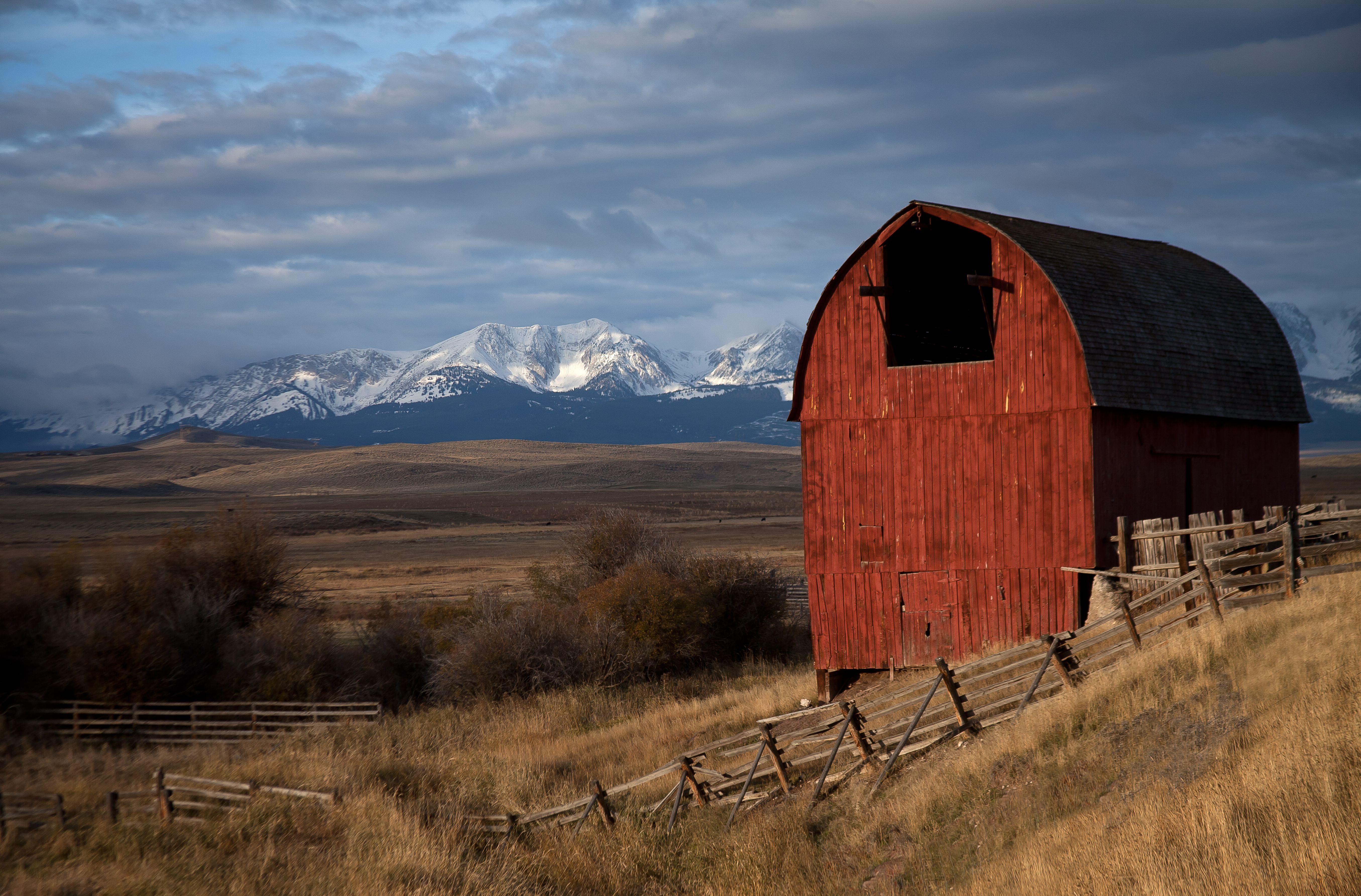 Wallpapers : autumn, fall, barn, Montana, bridgermountains 5421x3570.