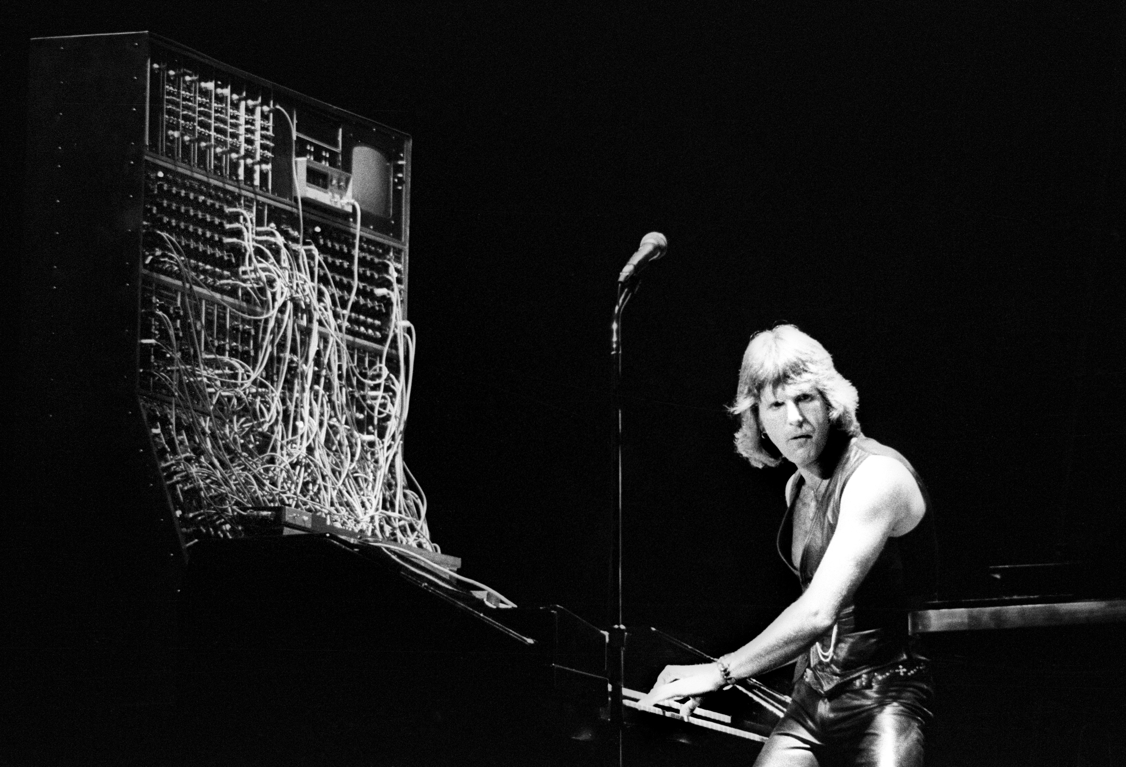 Keith Emerson performs with Emerson, Lake and Palmer at Oakland Coliseum Arena on August 1977 in Oakland, California. (Keith Emerson passed today at 71 years. RIP Keith.) [3600 × 2452]: HistoryPorn
