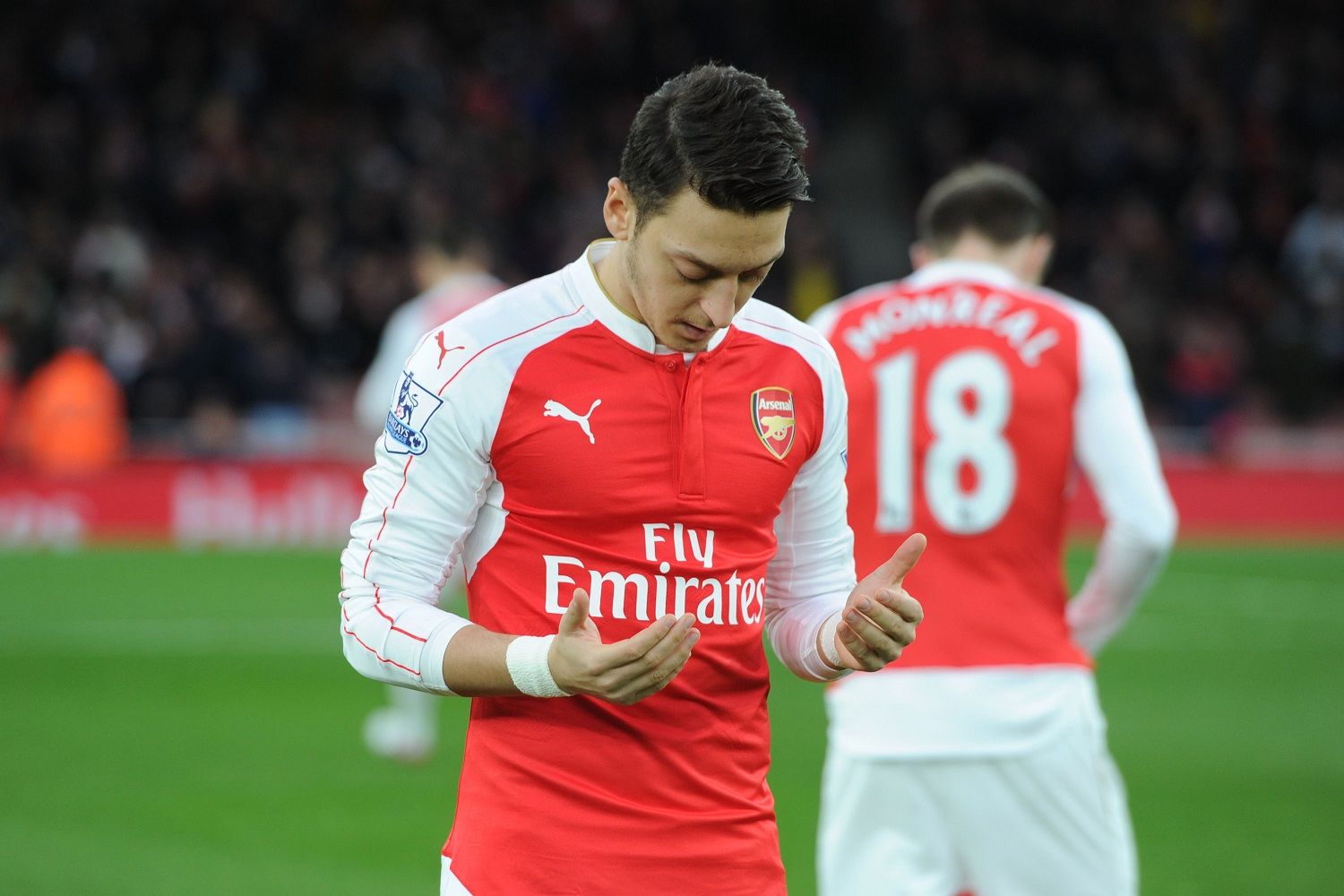 Mesut Ozil Arsenal Pray