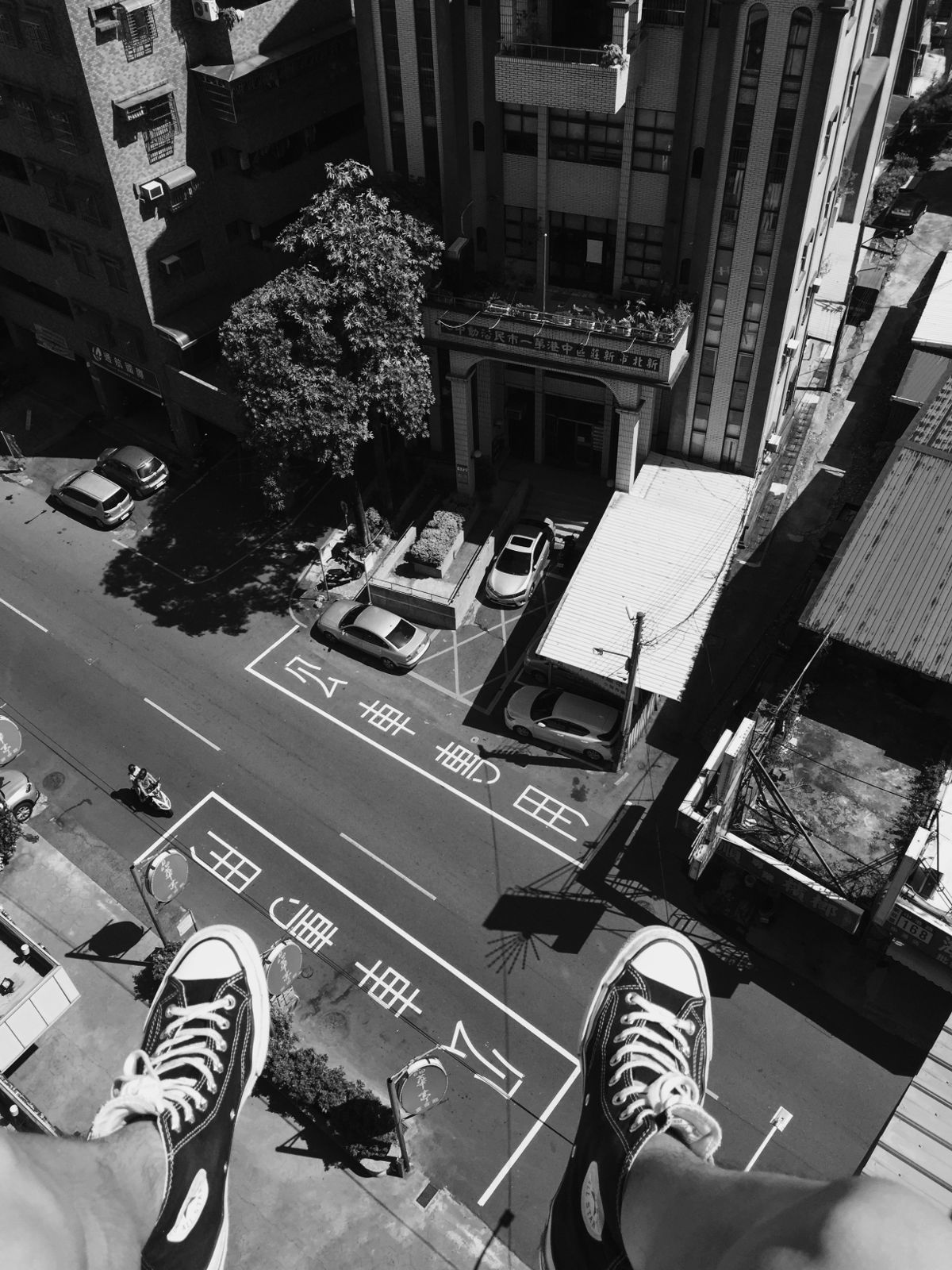 Black And White Building Road Street Shoes Cars Perspective Wallpaper.com. Best High Quality Wallpaper