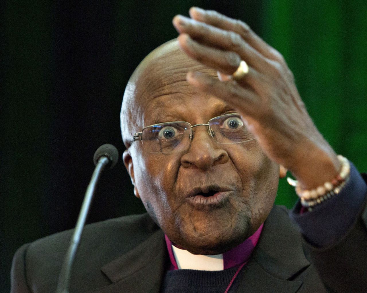 Desmond Tutu calls Alberta oilsands 'filth'