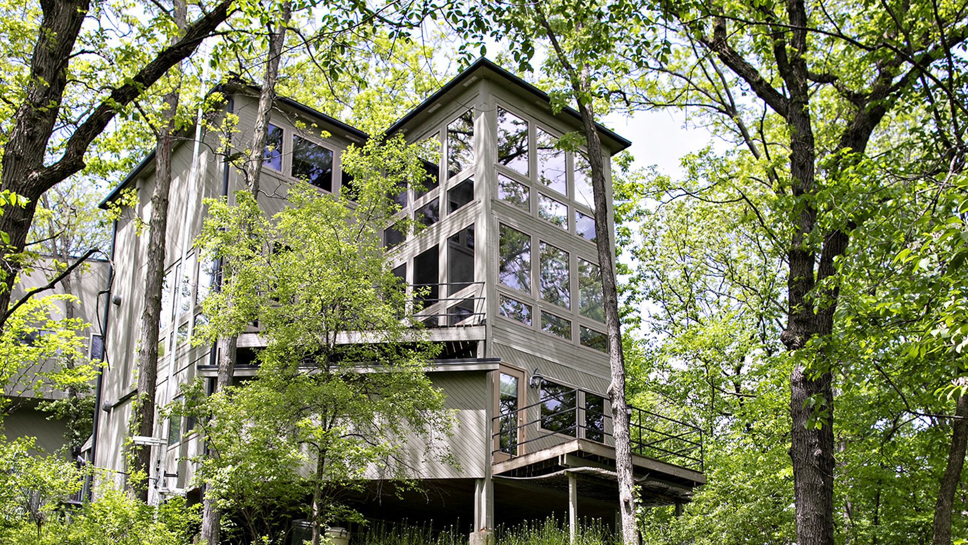 Iowa hot homes: An elegant treehouse and a perfect summer spot