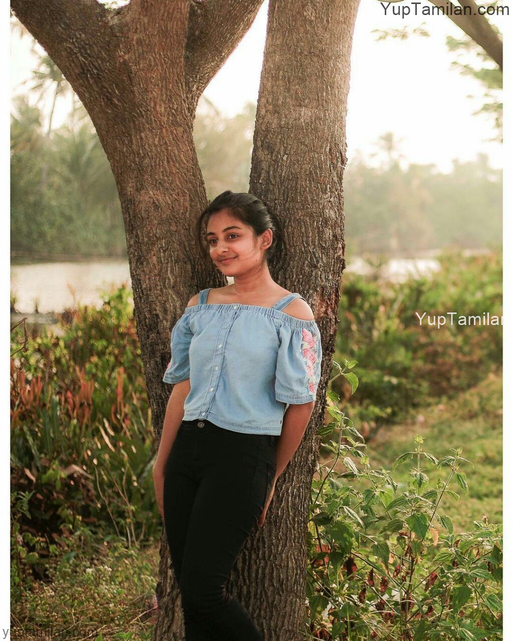 Esther Anil Hot Photo Cute Picture In HD